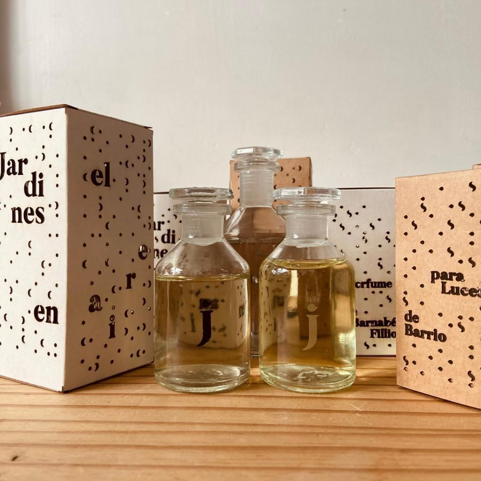 Dos frascos de 'Jardines en el aire', el perfume creado en Tres Barrios-Amate.