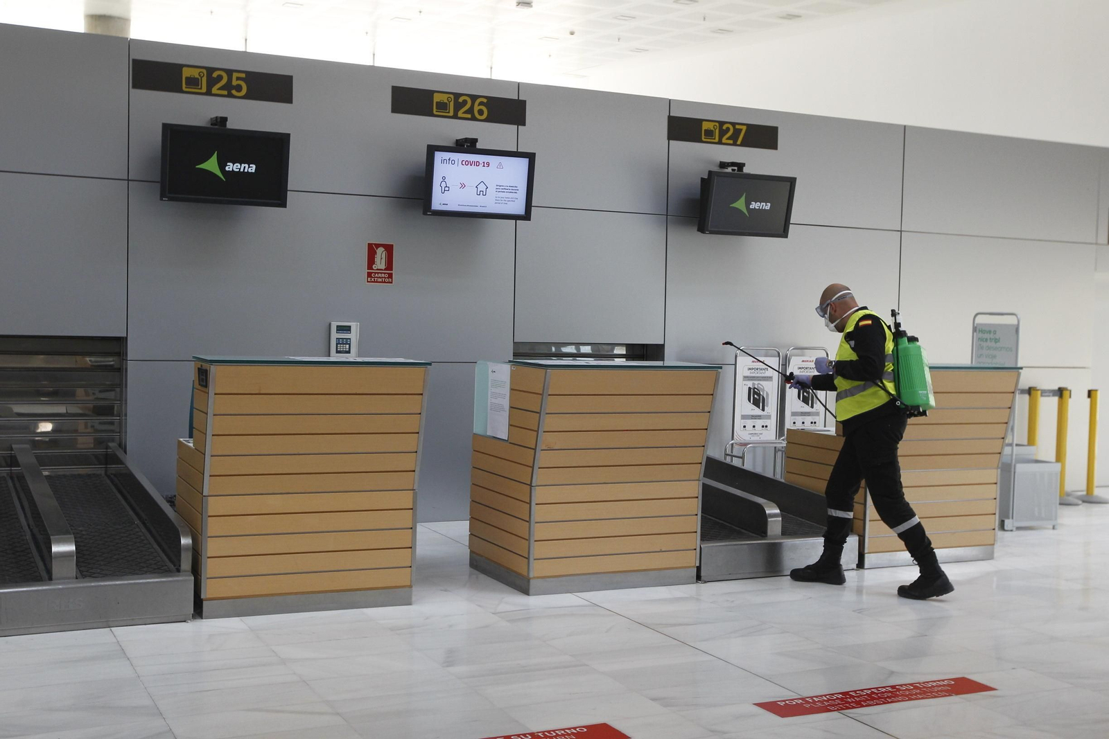 Fotogalería actuación INFOCA y UME por el coronavirus en Almería. Covid-19