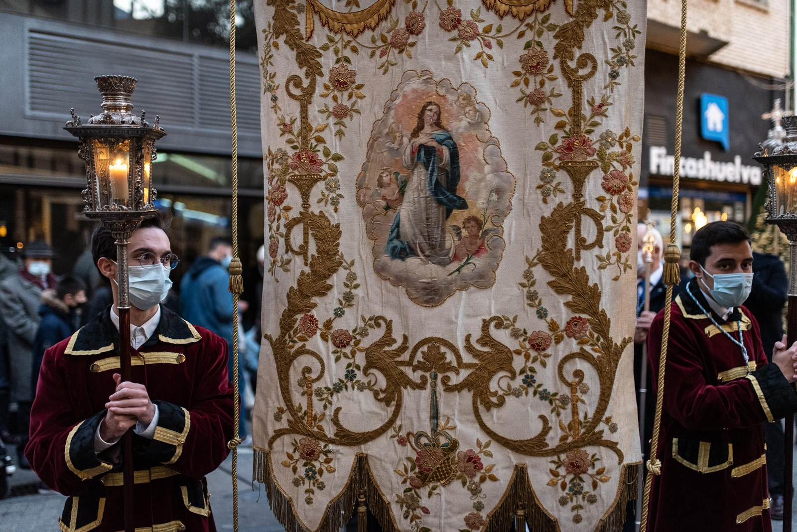 Imágenes de la Inmaculada Concepción procesionando por las calles de Huelva