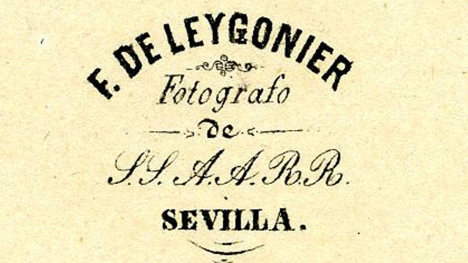 Dorso impreso de la carte de visite de Leygonier en el que figura su acreditación como fotógrafo de los duques de Montpensier, ca. 1857. Colección Fernández Rivero.