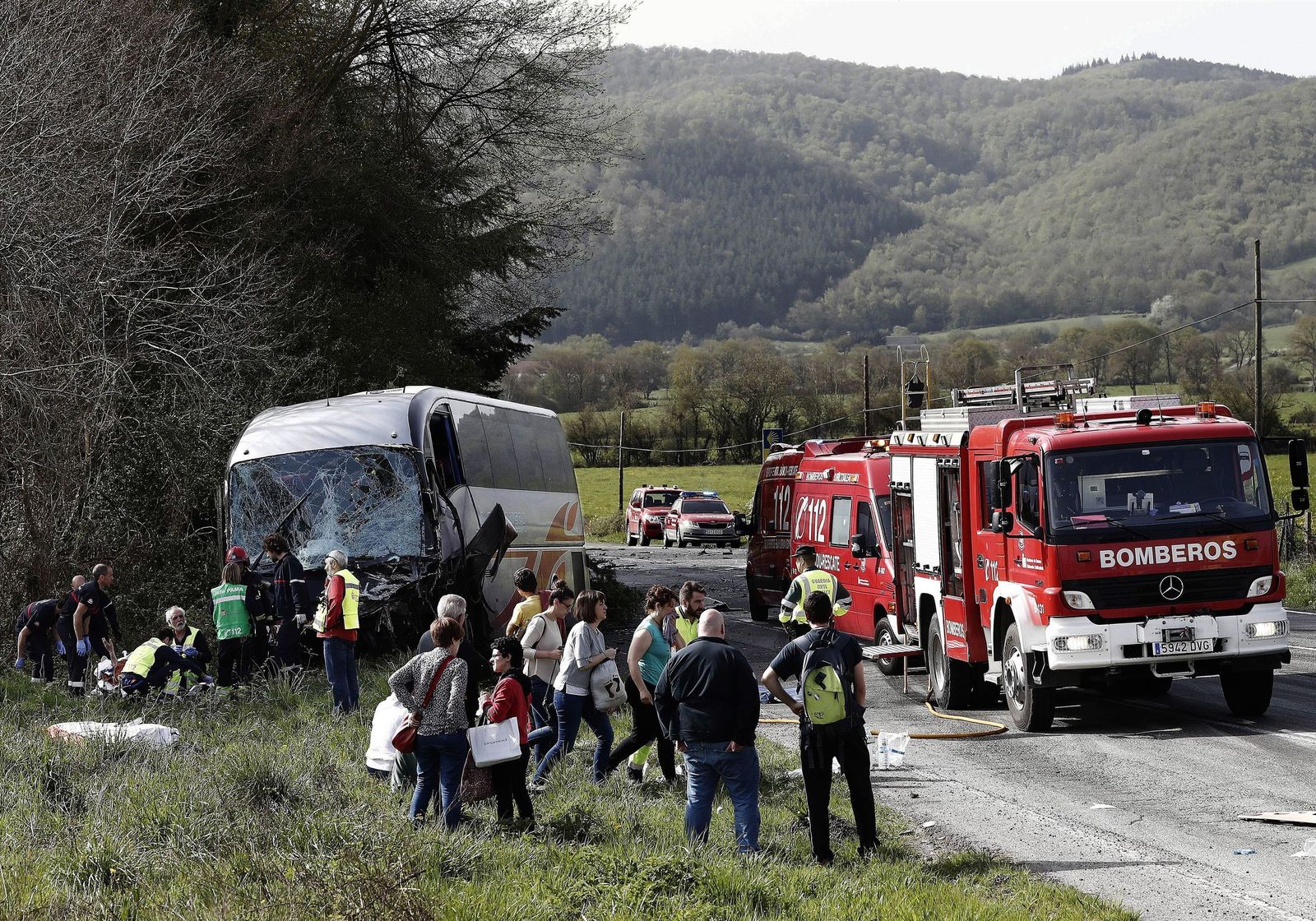 Imagen del siniestro entre un autobús y un turismo en Navarra.