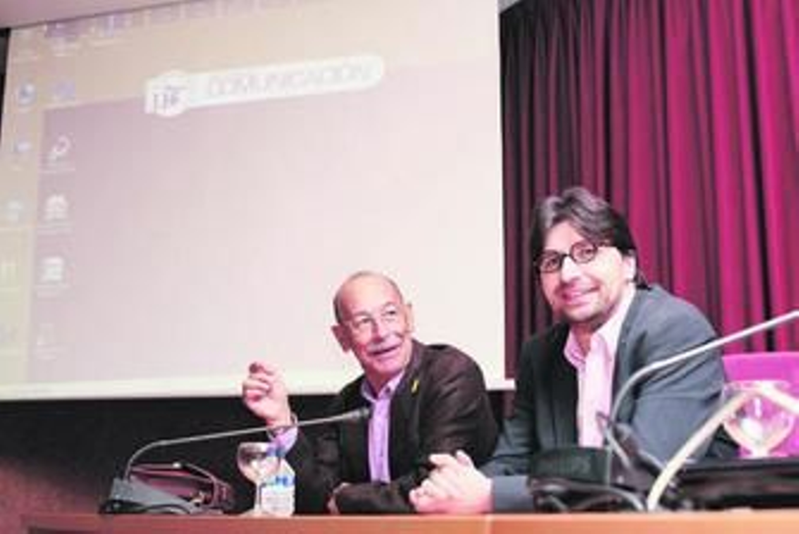 Francisco Sierra junto a Pablo Juliá, ayer en Sevilla.