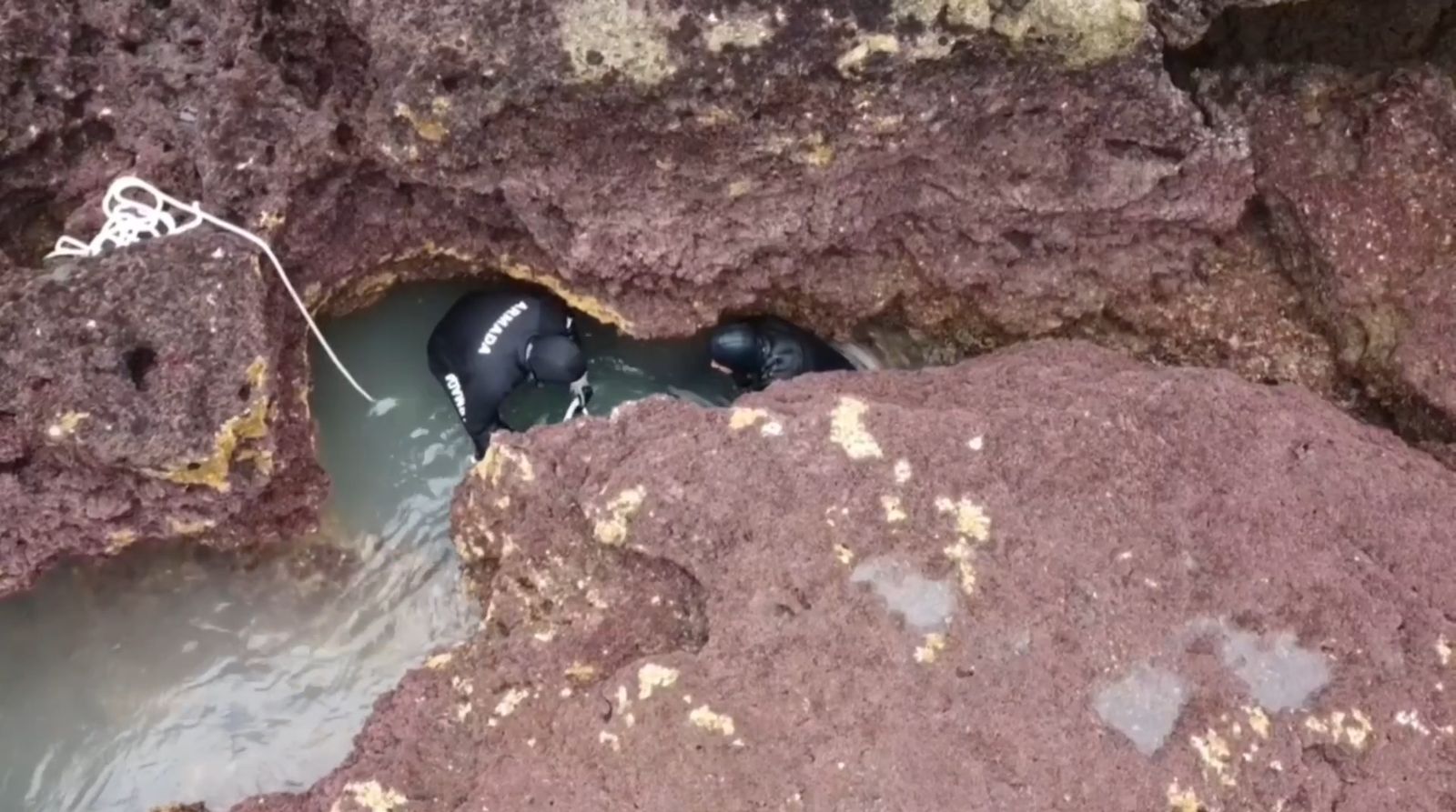 Así rescataron miembros de la Armada a La Galeona tras caer del faro con la borrasca Kristin en Cádiz
