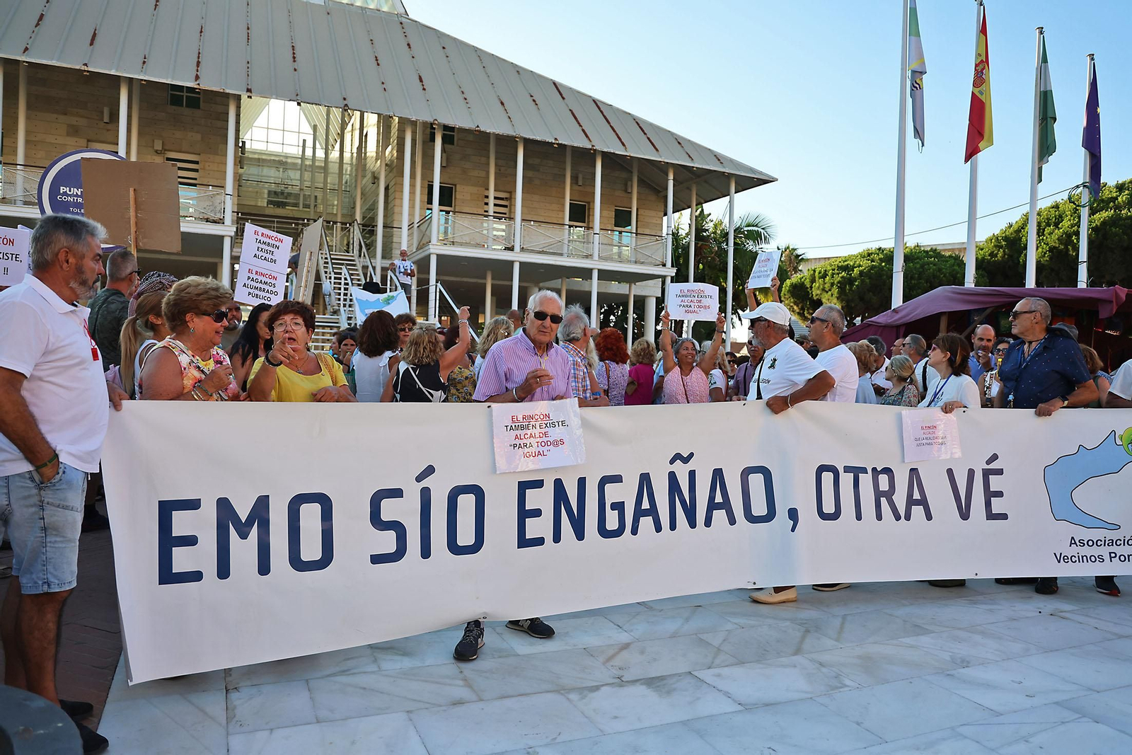 Imágenes de la concentración de los vecinos del Portil por el abandono de la playa