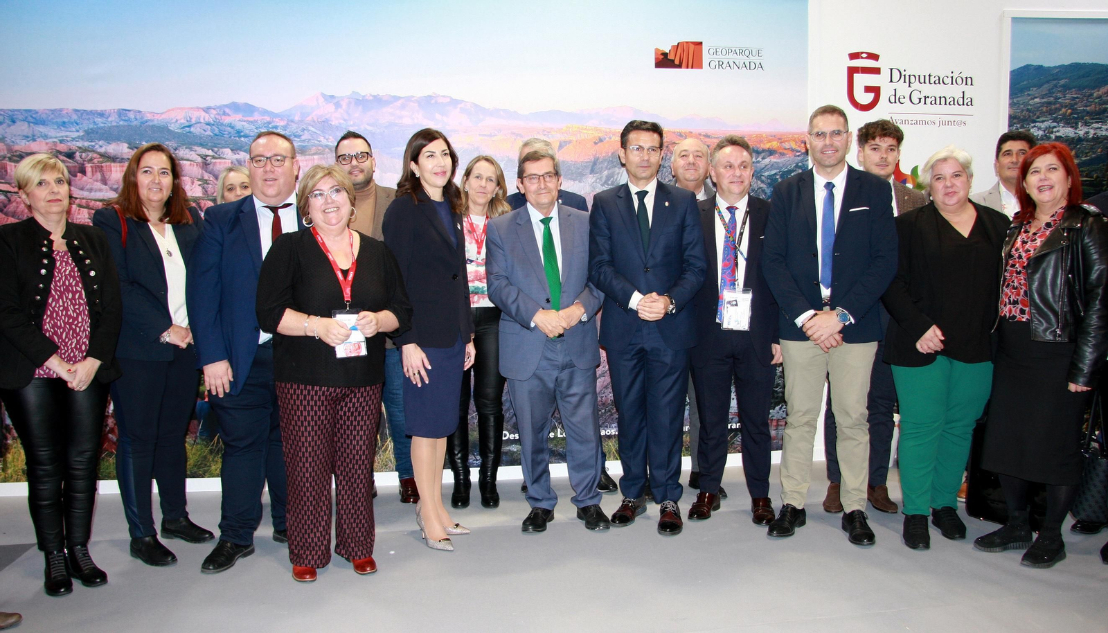 El alcalde de Granada, Francisco Cuenca y el presidente de la Diputación de Granada, José Entrena acompañados de los diputados de la provincia.