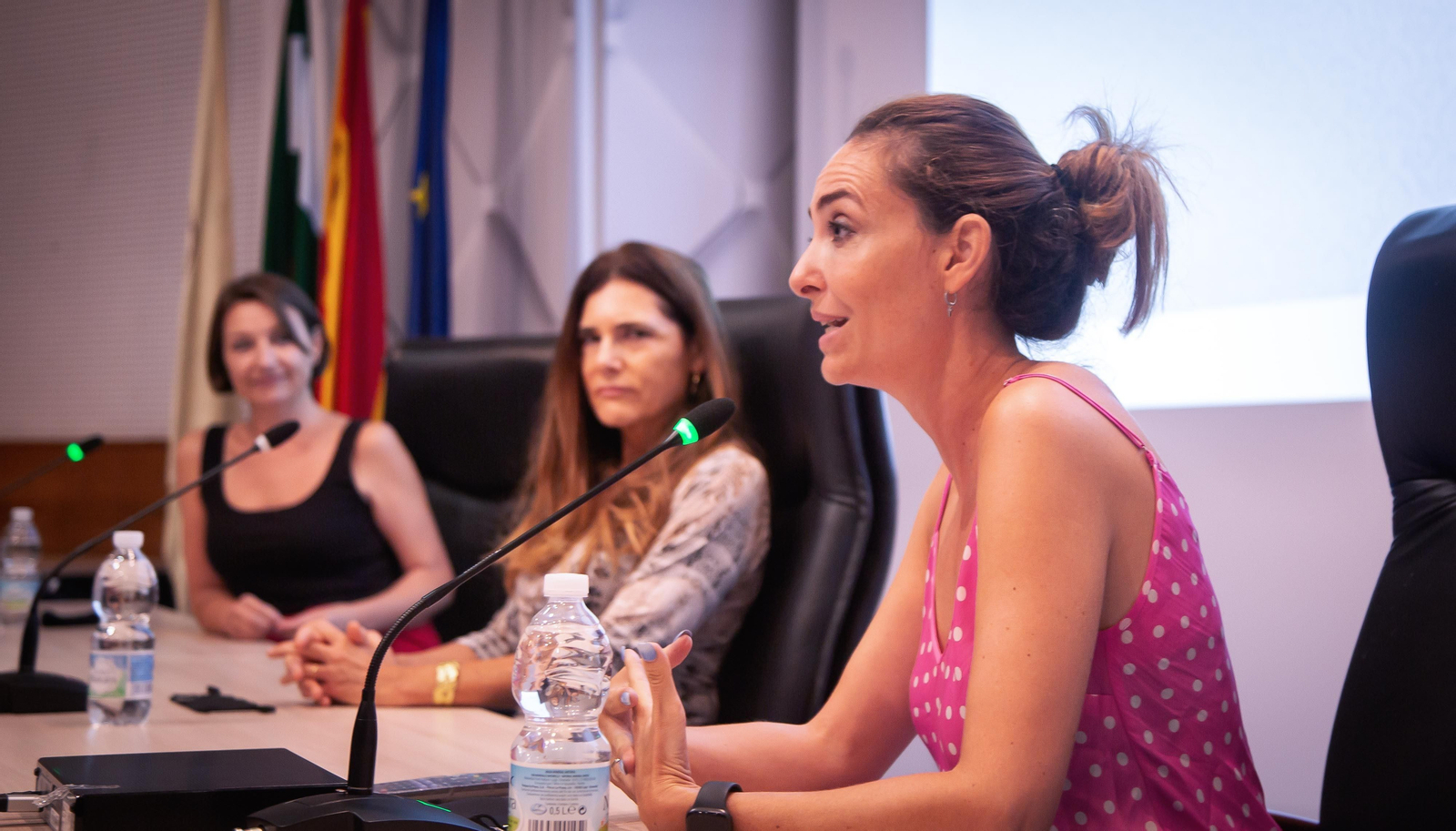 Paula Palacios durante el coloquio en la Universidad de Huelva. Paula Palacios durante el coloquio en la Universidad de Huelva.