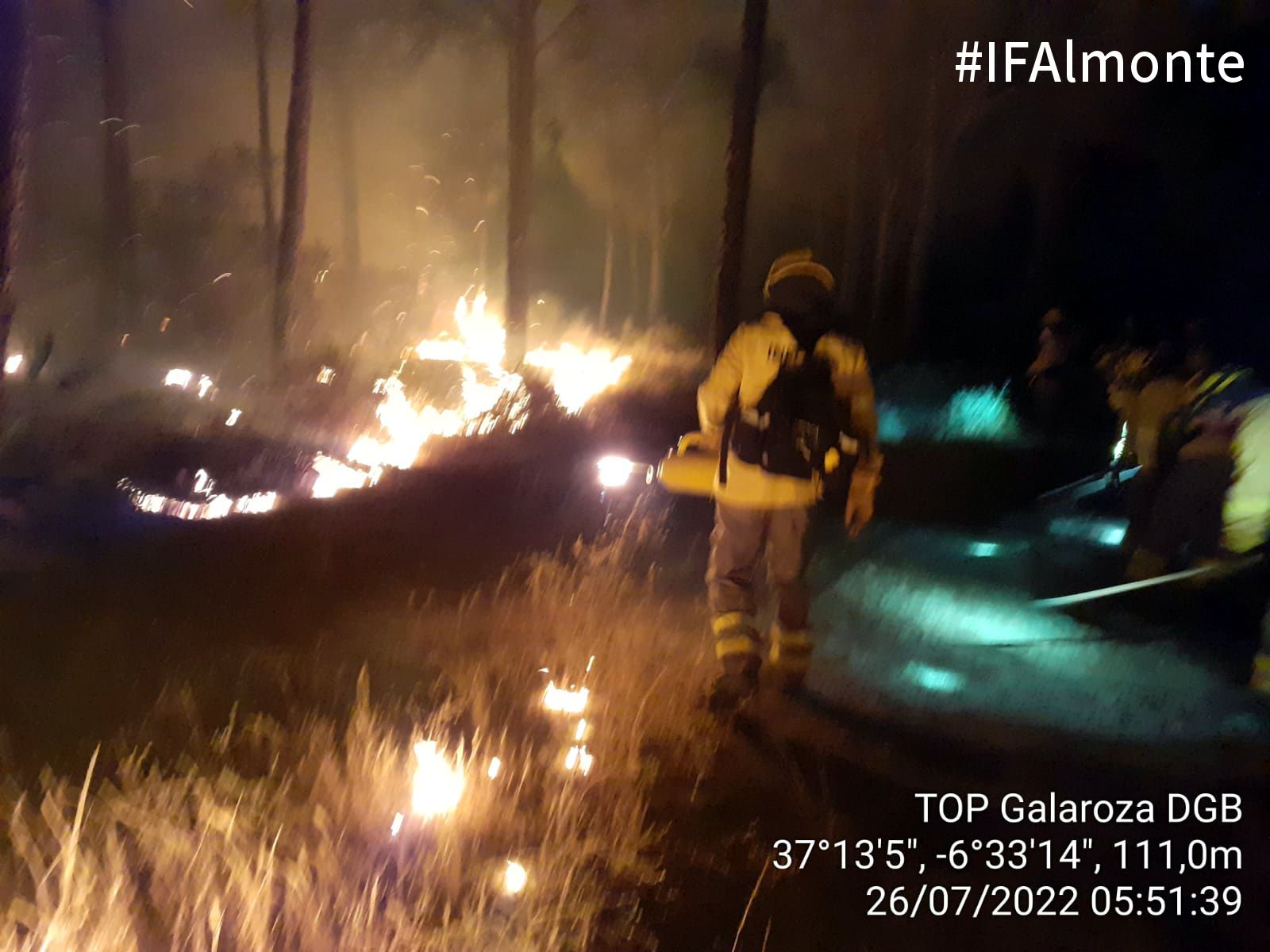 Los bomberos combaten las llamas durante la noche.