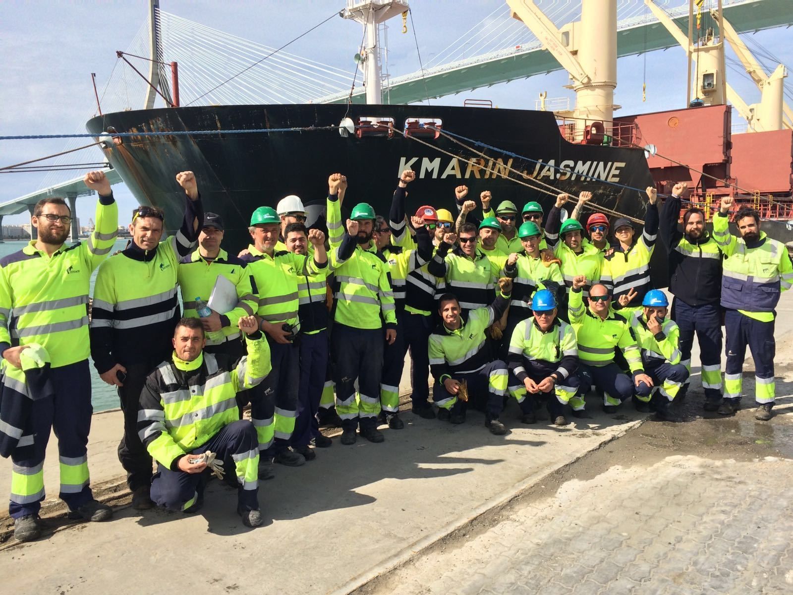 Un grupo de estibadores gaditanos, reunidos ayer en el muelle de La Cabezuela de Puerto Real.