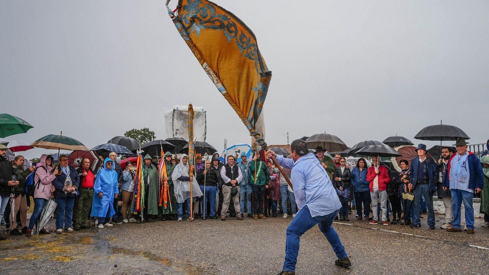 Baile de la bandera ante la Virgen de Luna.