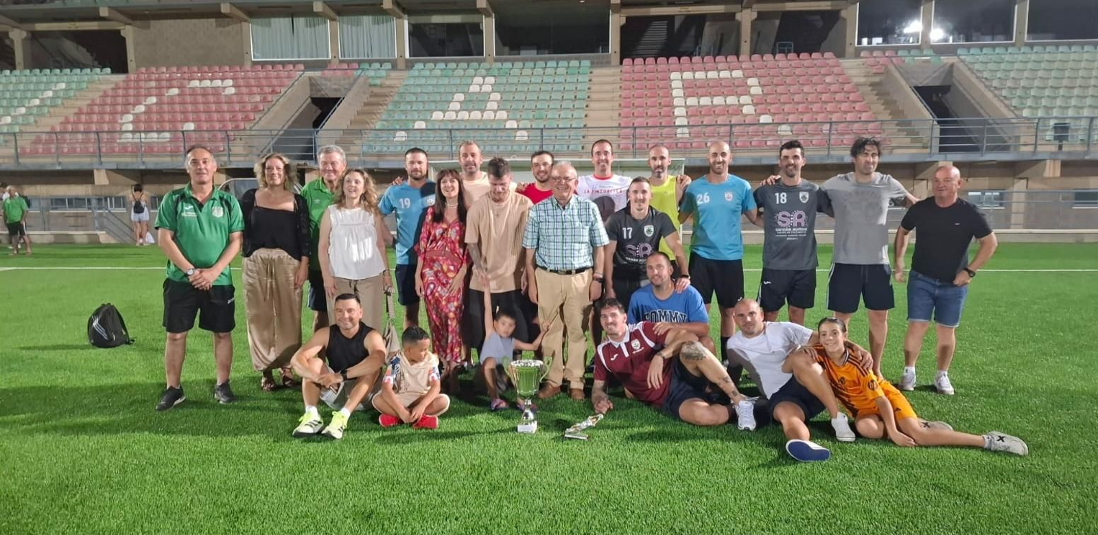 Los ganadores del torneo de veteranos celebrado en la localidad almeriense de Vícar posan con el trofeo conseguido.