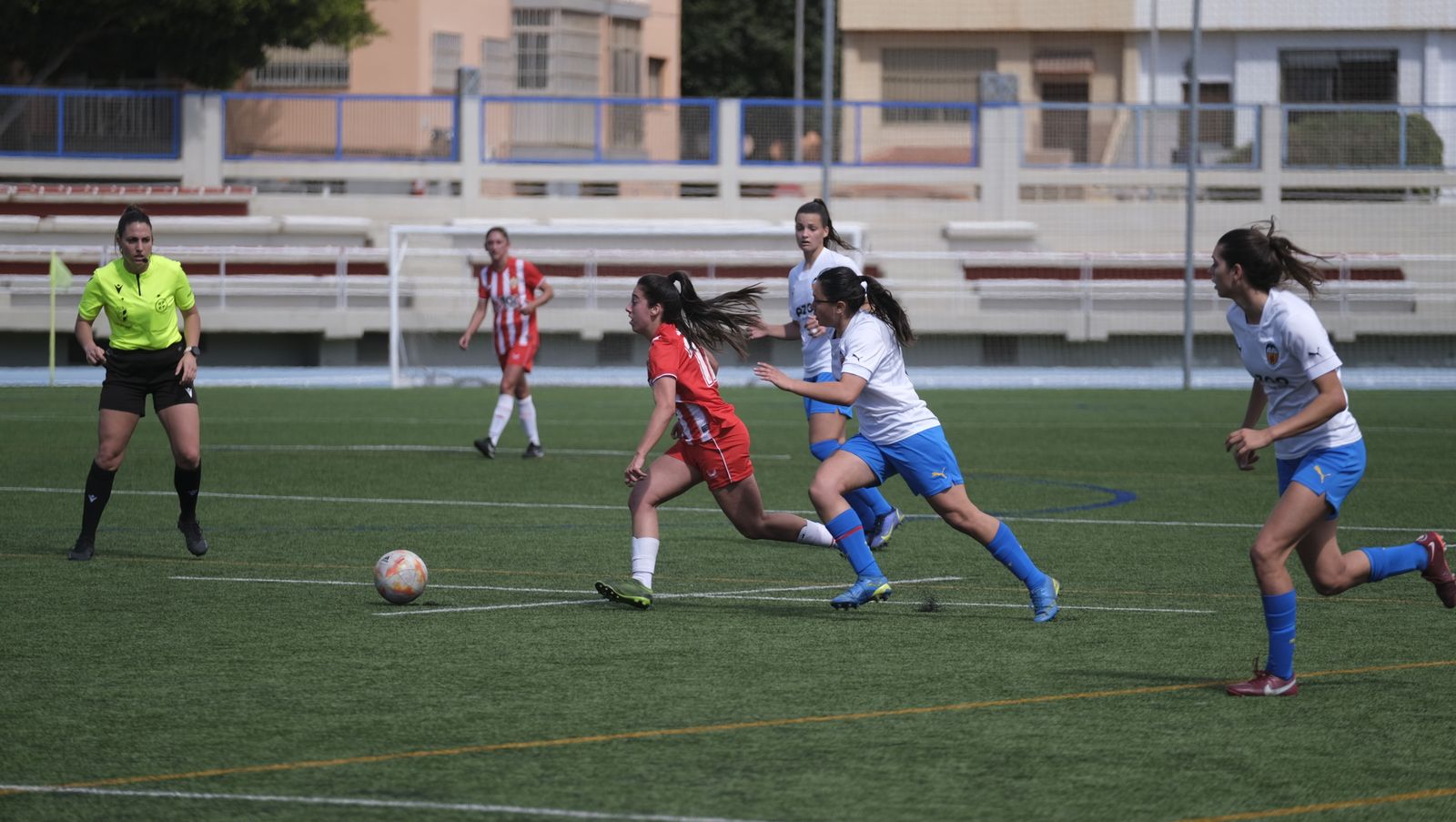 Marisa se marcha de una rival durante el encuentro contra el Valencia B.