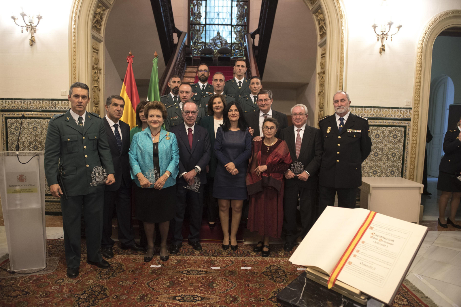 Foto de familia de los homenajeados durante la celebración del 40 aniversario de la Constitución