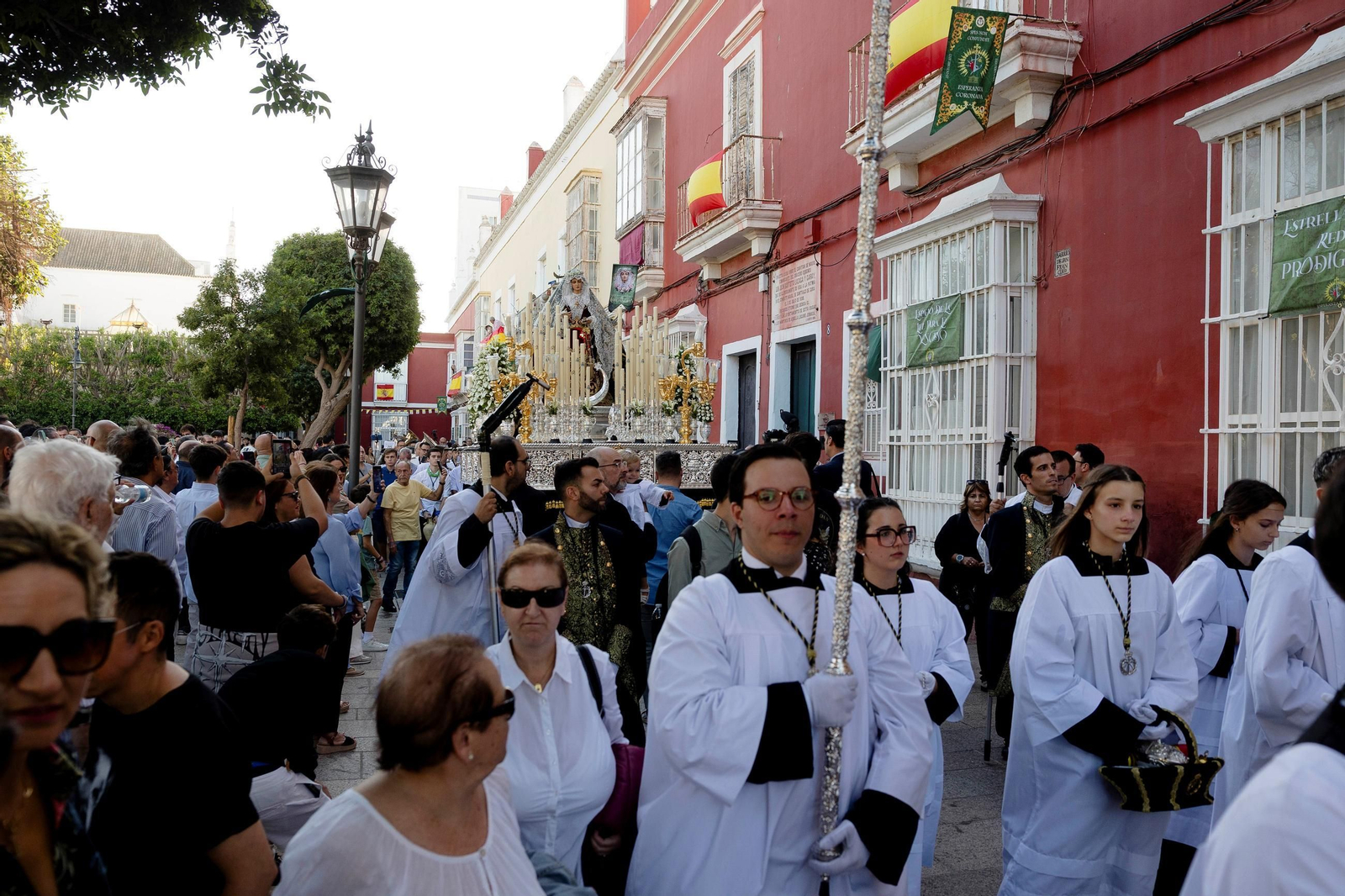 La Virgen de la Esperanza, camino de su coronación en el Panteón en San Fernando