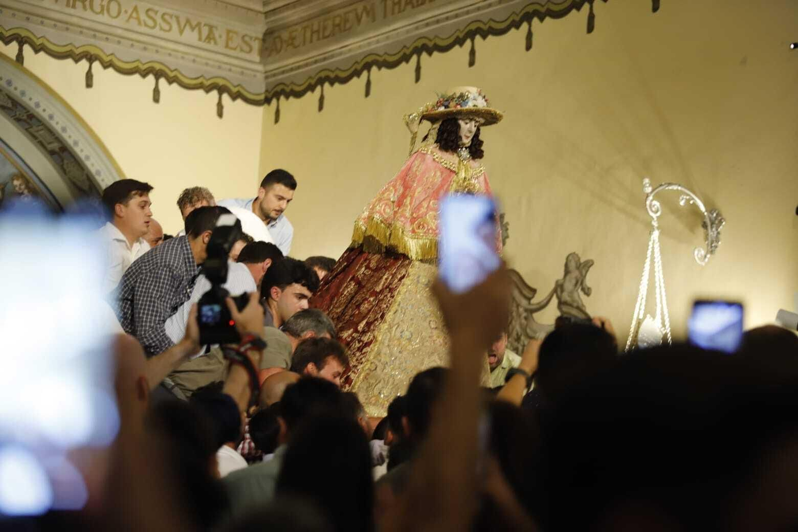 Traslado: las primeras imágenes de la Virgen del Rocío por las calles de Almonte