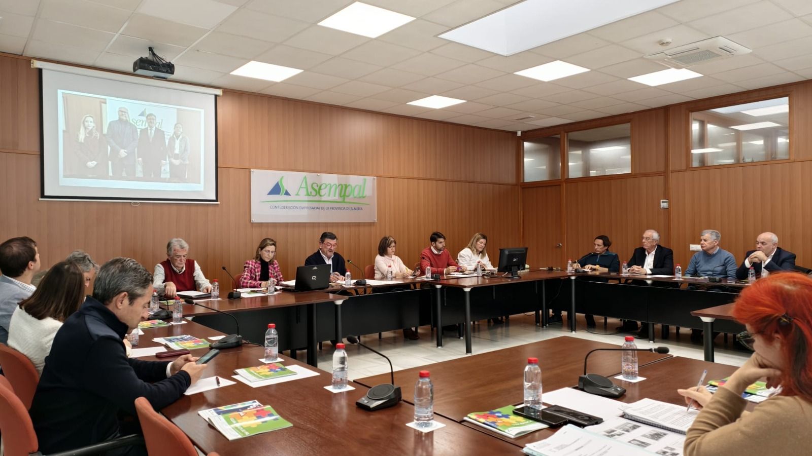 Imagen de archivo de una junta directiva de Asempal.