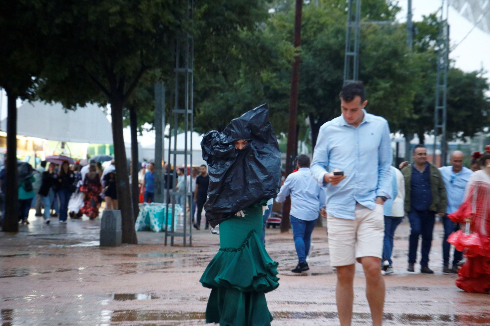 La intensa lluvia de este sábado en la Feria de Córdoba, en imágenes