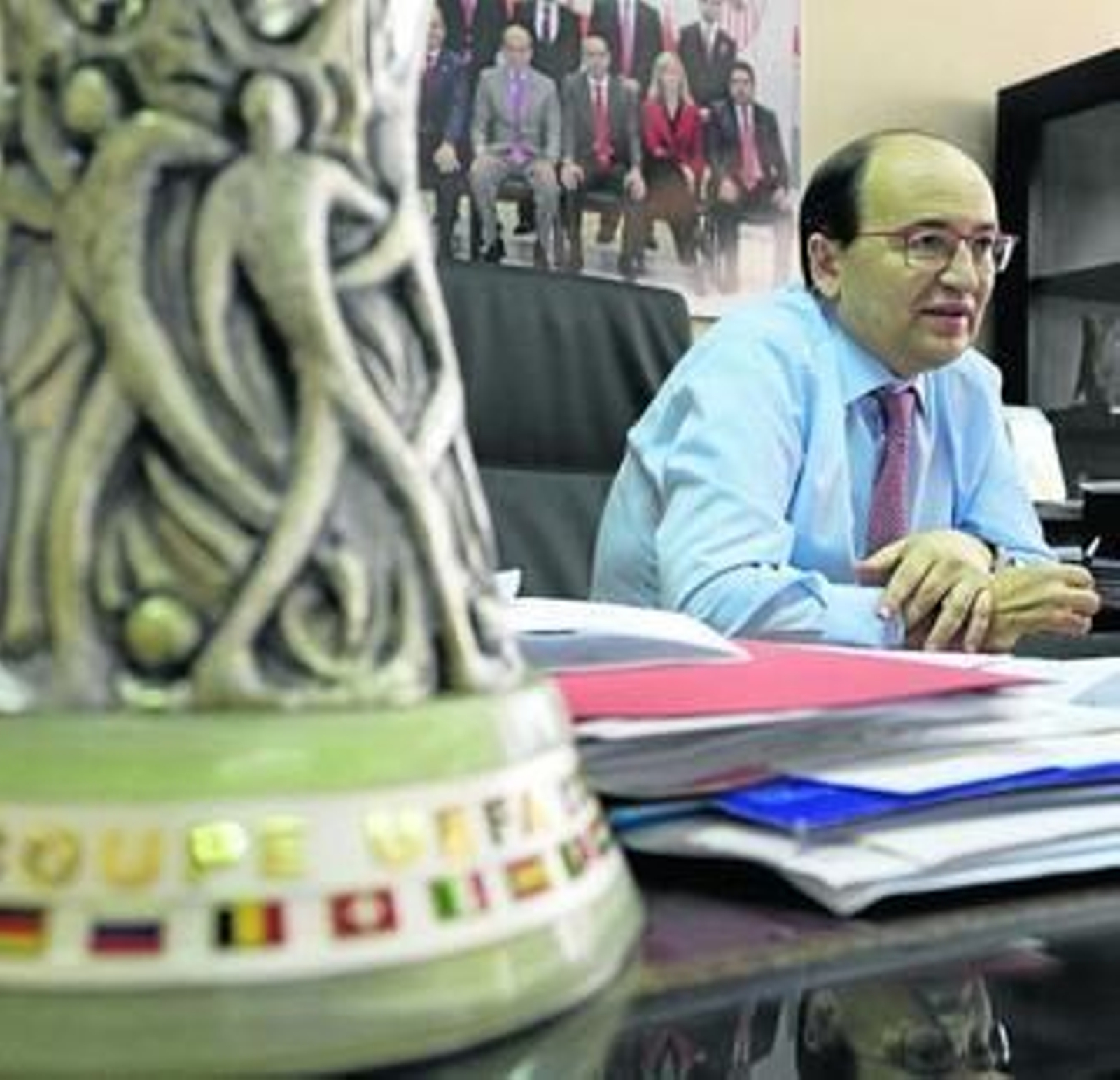 José Castro, ante la Copa de la UEFA en el despacho presidencial.