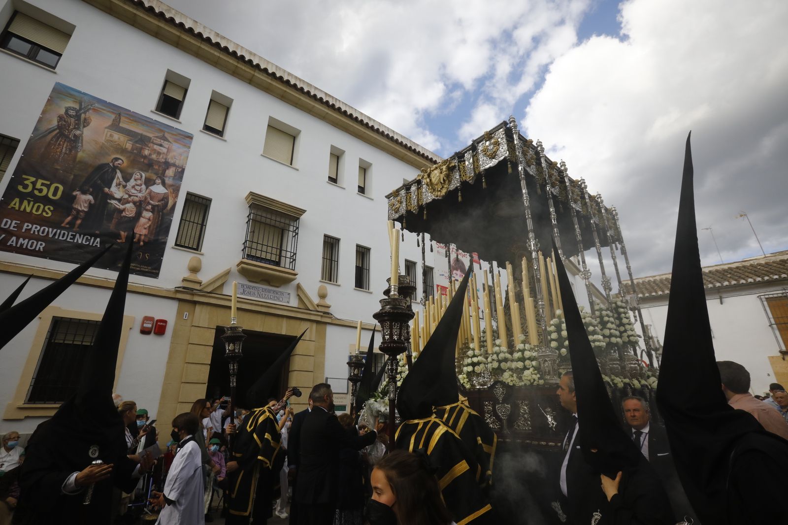 Jueves Santo en Córdoba: La procesión del Nazareno, en imágenes