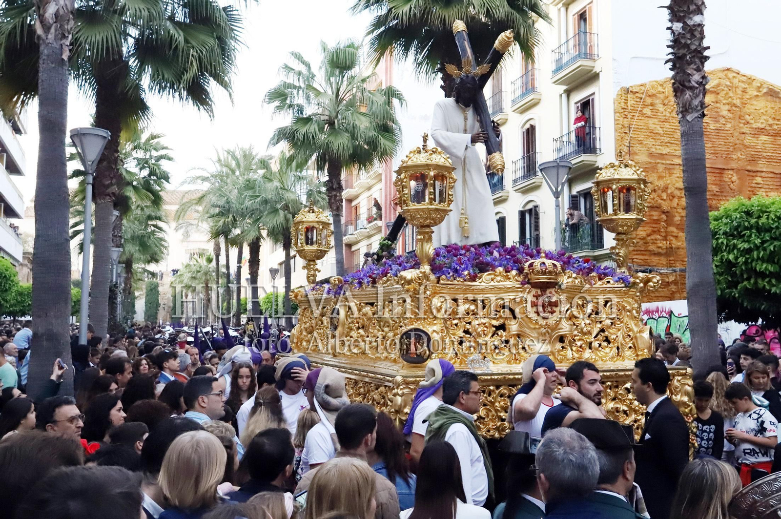 Imágenes de la procesión de Pasión en Huelva