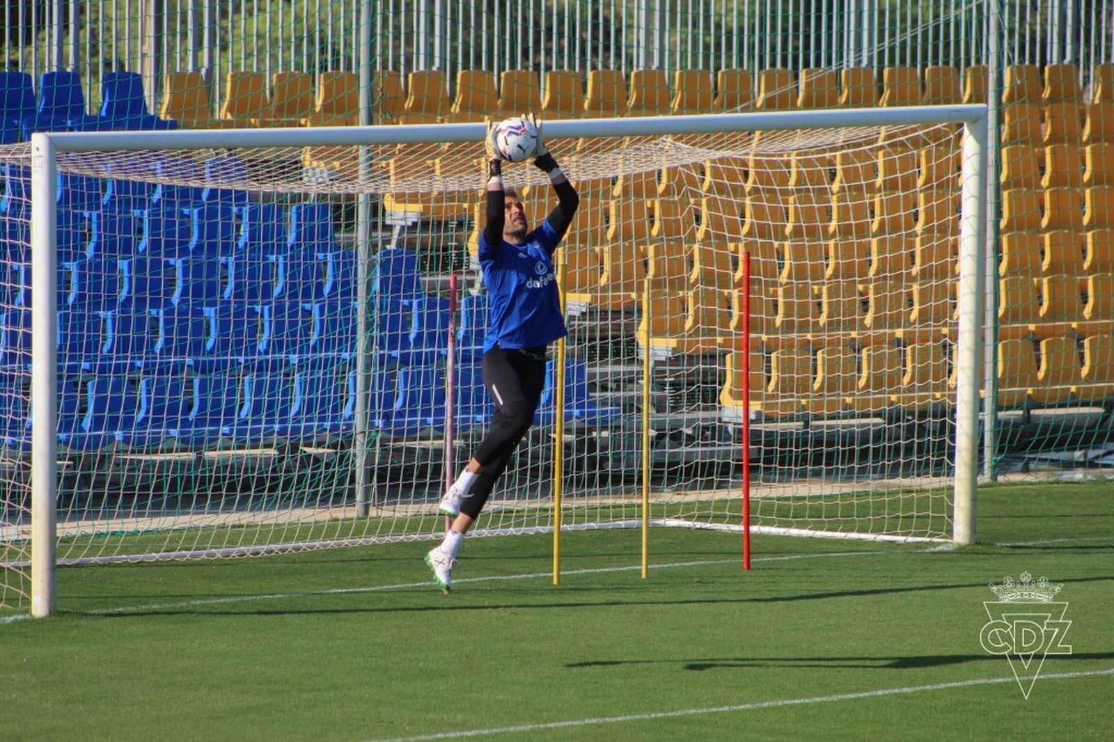 Cifuentes atrapa el balón en un entrenamiento.