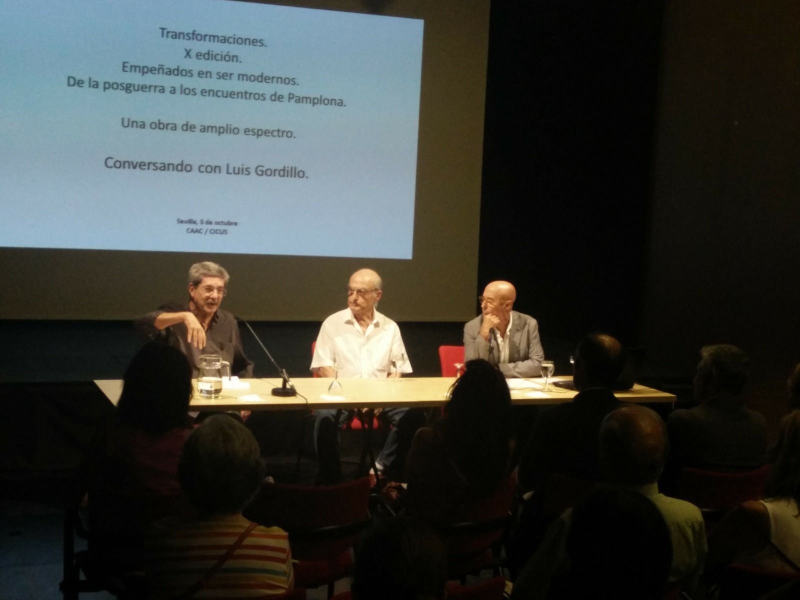 Juan Bosco Díaz-Urmeneta, a la izquierda, junto a Luis Gordillo, en el centro, durante una sesión del curso 'Transformaciones' en su edición de 2016.