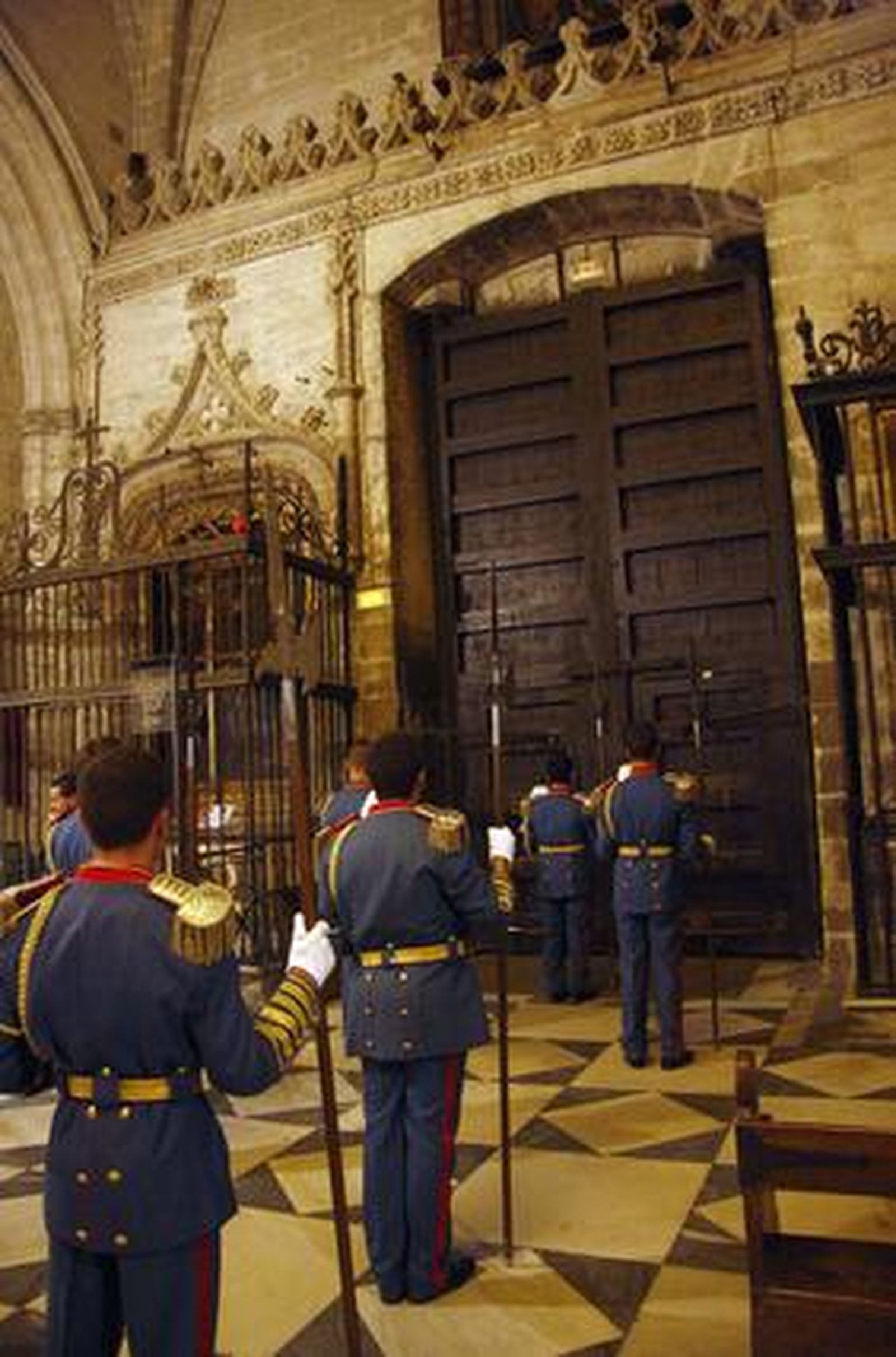 La Giralda acoge, con la banda del Sol, el rito del que se tienen noticias desde 1404.

Foto: B.Vargas