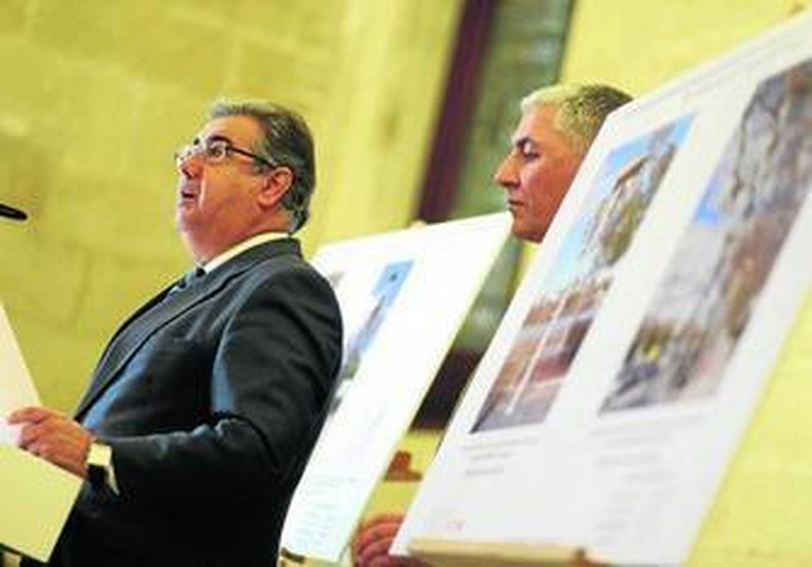 El alcalde de Sevilla, Juan Ignacio Zoido, con el delegado de Urbanismo, Maximiliano Vílchez, en una comparecencia en el Ayuntamiento.