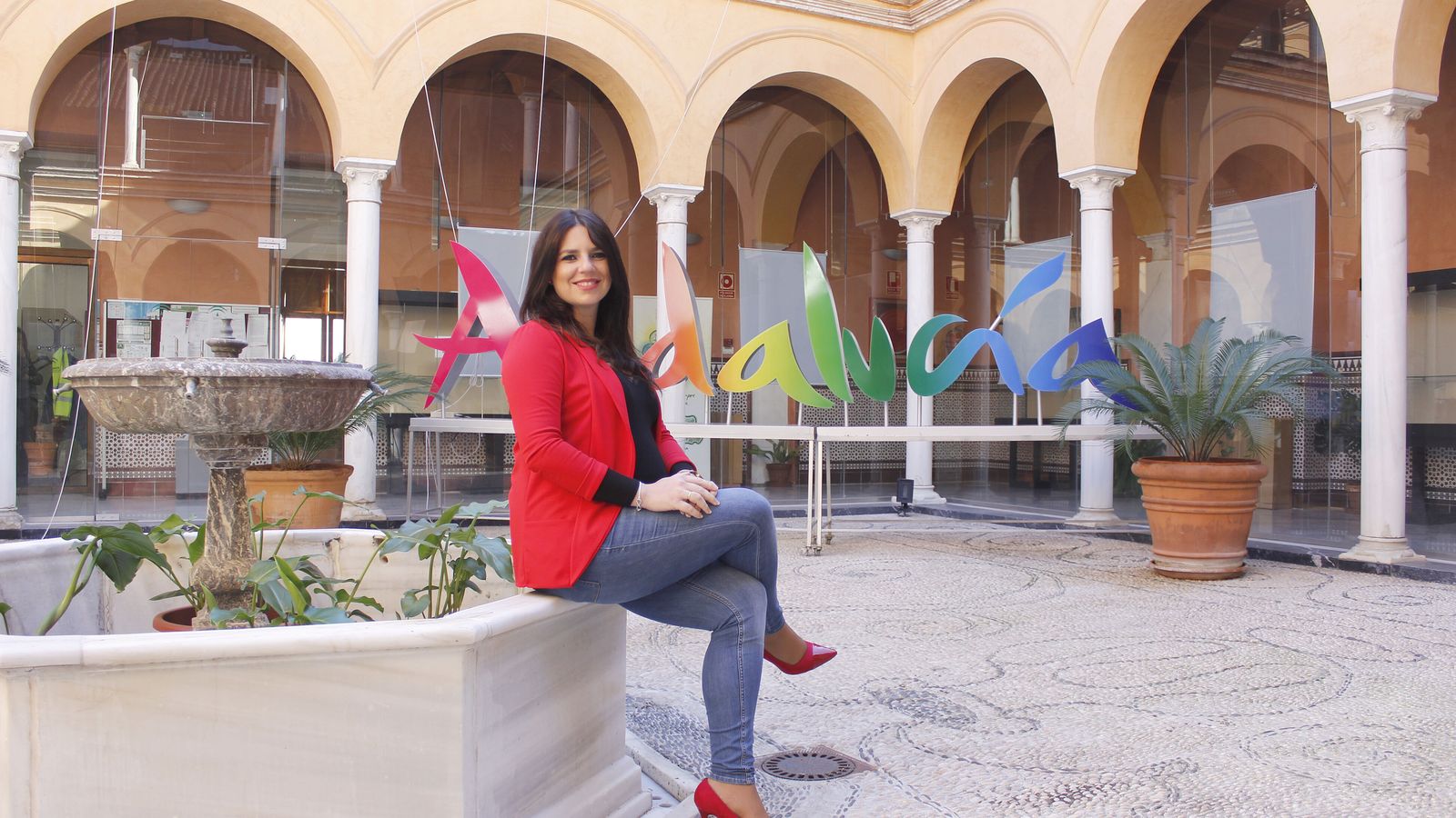 Purificación Joyera, en el patio de la Delegación, en Capitulares.