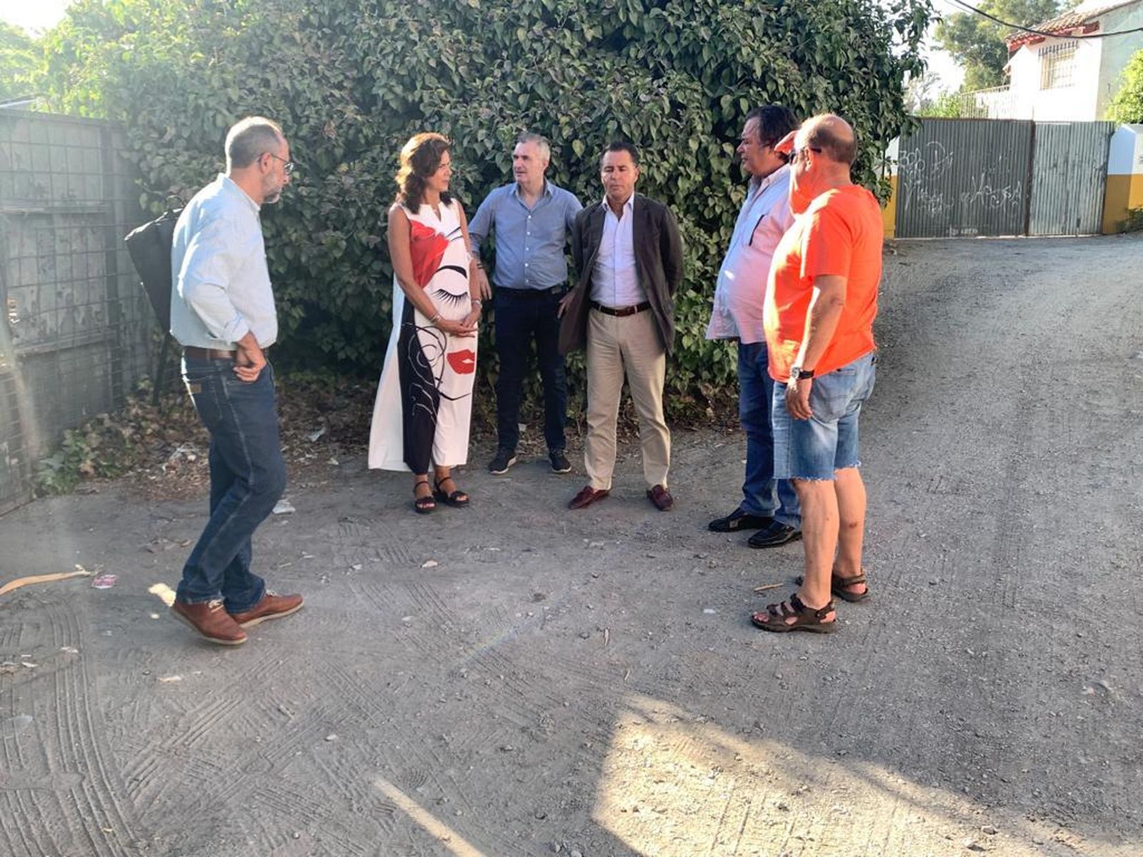 Reunión con del equipo de gobierno del Ayuntamiento con los vecinos de Huerto Paco.