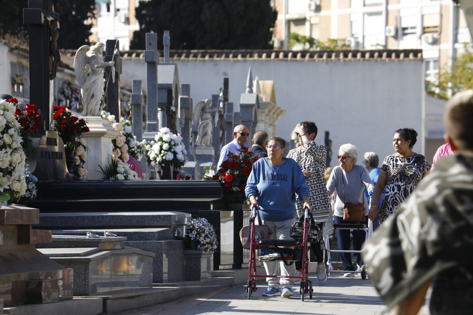 Las imágenes del día de Los Santos en los cementerios de Córdoba