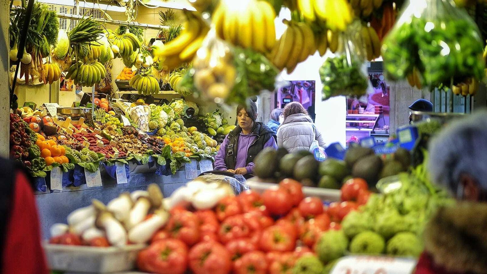 Las fruterías daban gloria de verlas este martes en el Mercado de Abastos de Cádiz