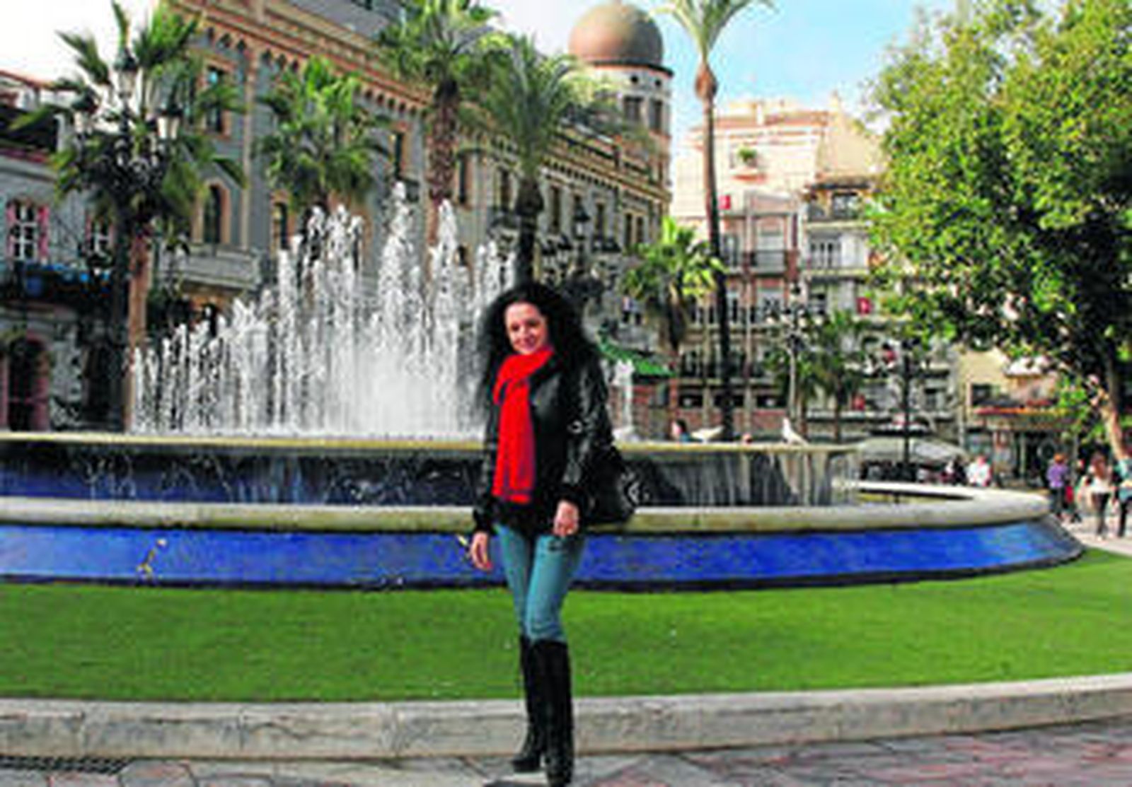 Cinta Hermo posando en la plaza de las Monjas.