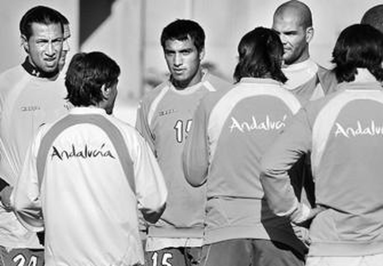 Monzón escucha atento la charla de Paco Chaparro.