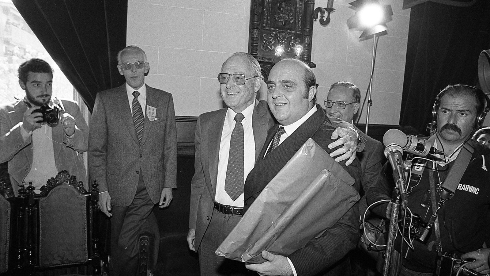 El abrazo entre el el alcalde de Huéscar y el embajador danés.