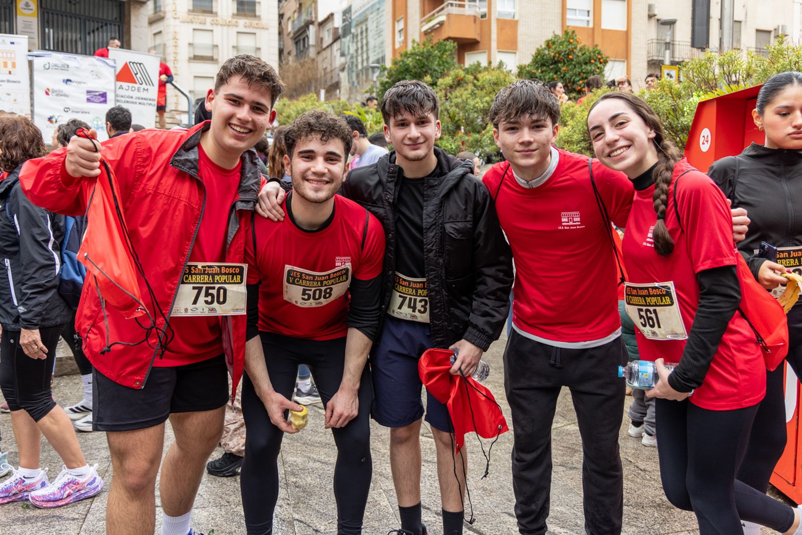 En imágenes: la lluvia no frena a más de un millar de corredores en la V Carrera Popular del IES San Juan Bosco (1)