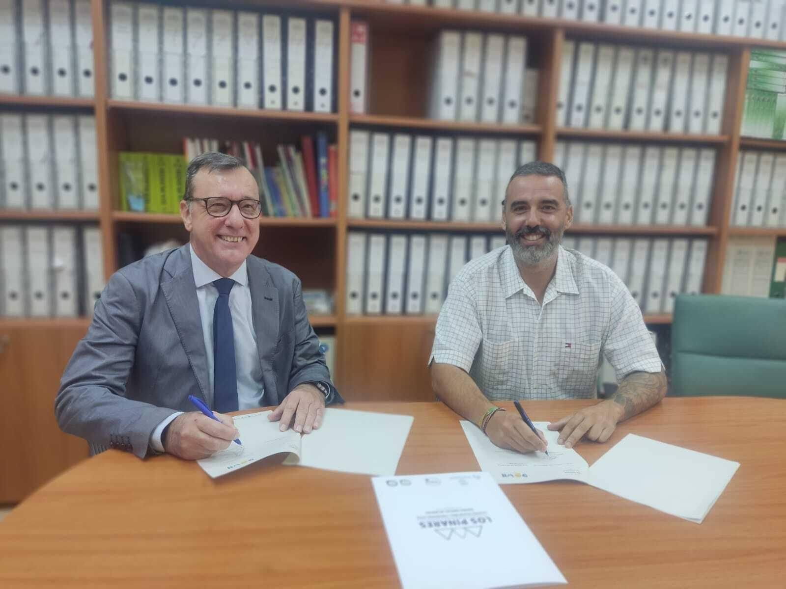 La firma del acuerdo entre Luis Rodríguez (D.) y Ricardo Fernández.