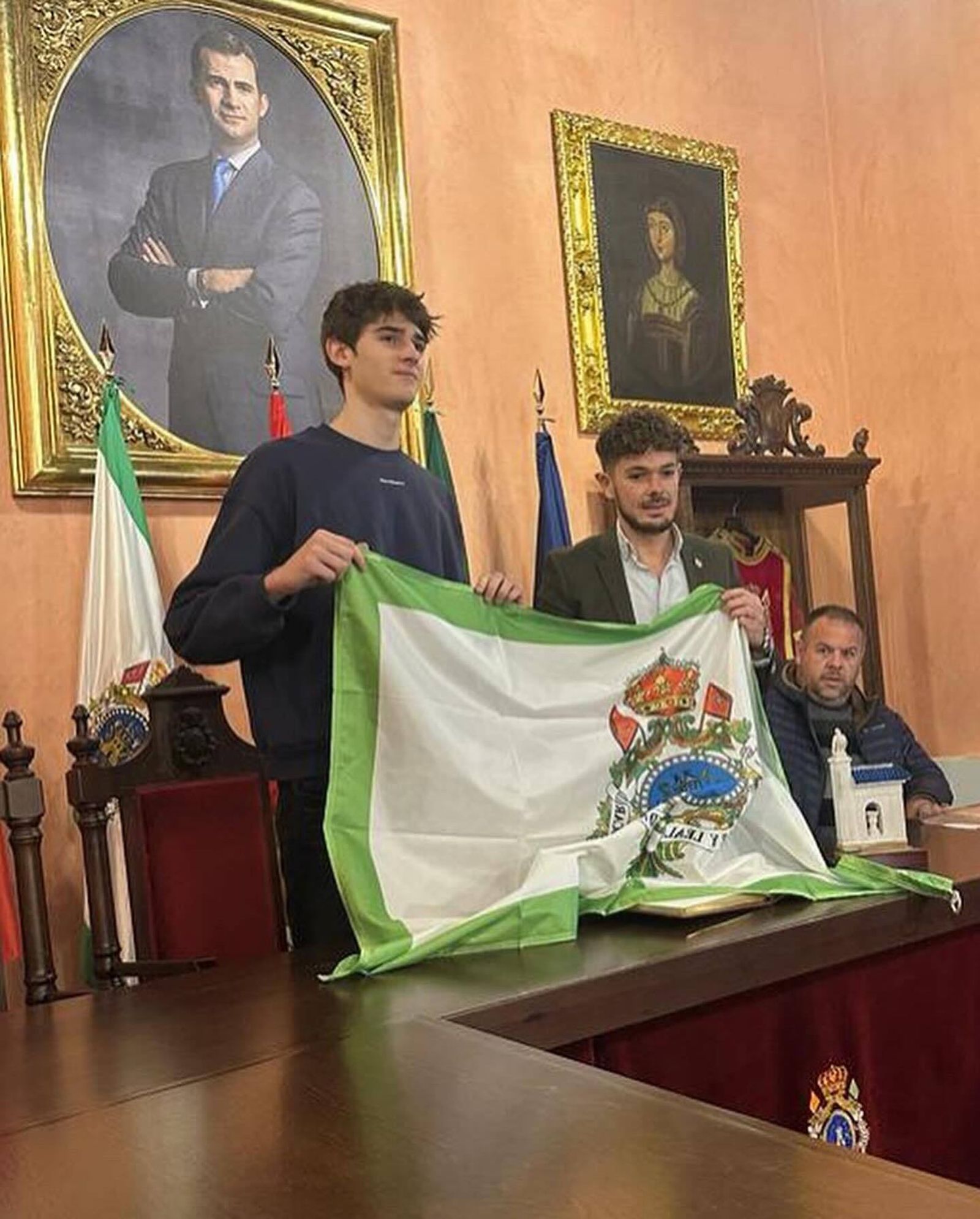 Pablo Guijarro junto al alcalde de Huéscar.