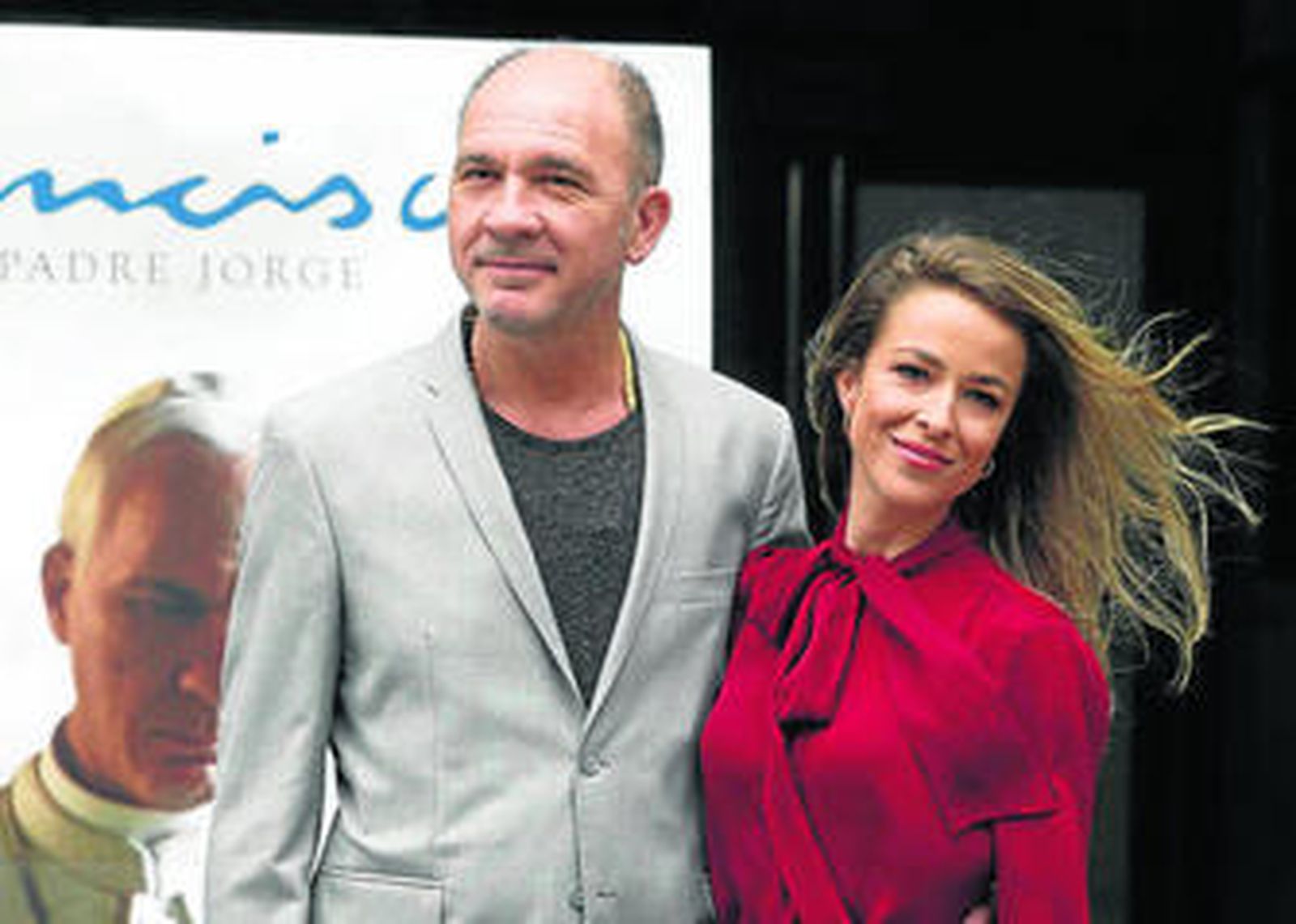 El actor Darío Grandinetti, ante el cartel de la película 'Francisco. El Padre Jorge'.