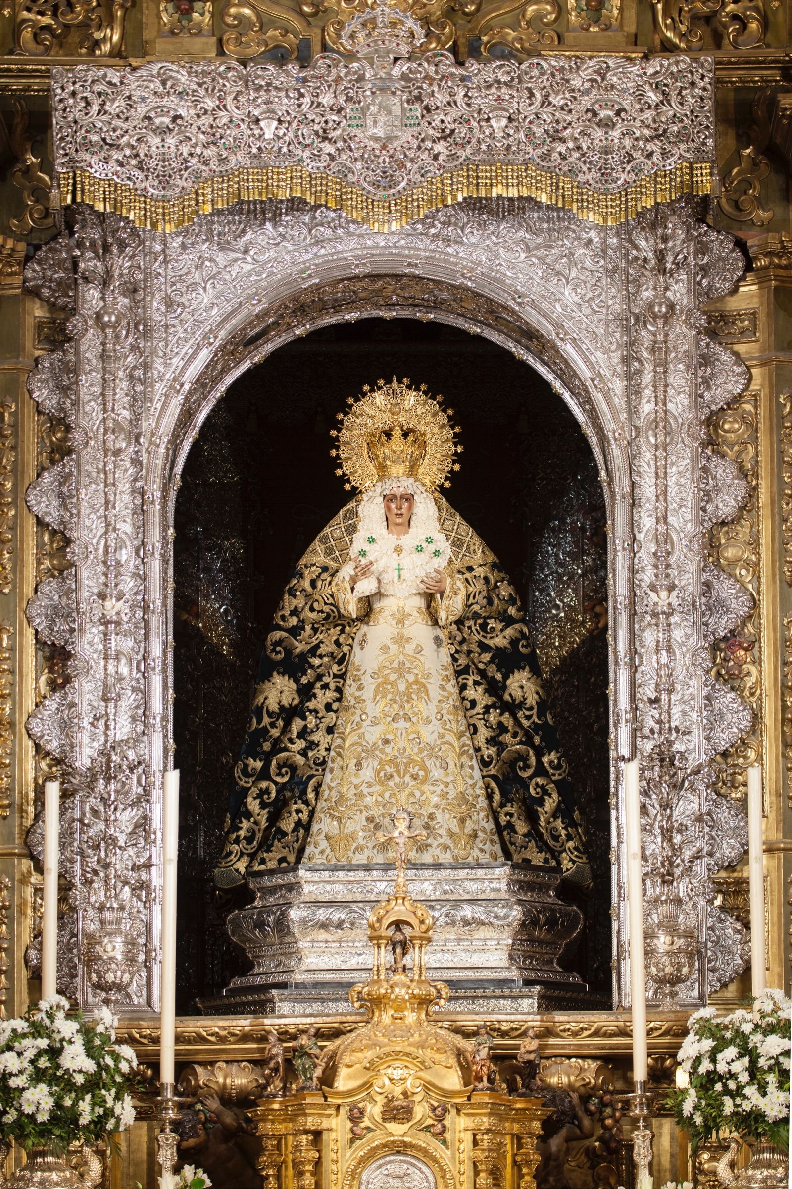 La Virgen porta, además, la saya de la casulla elaborada por Paquili