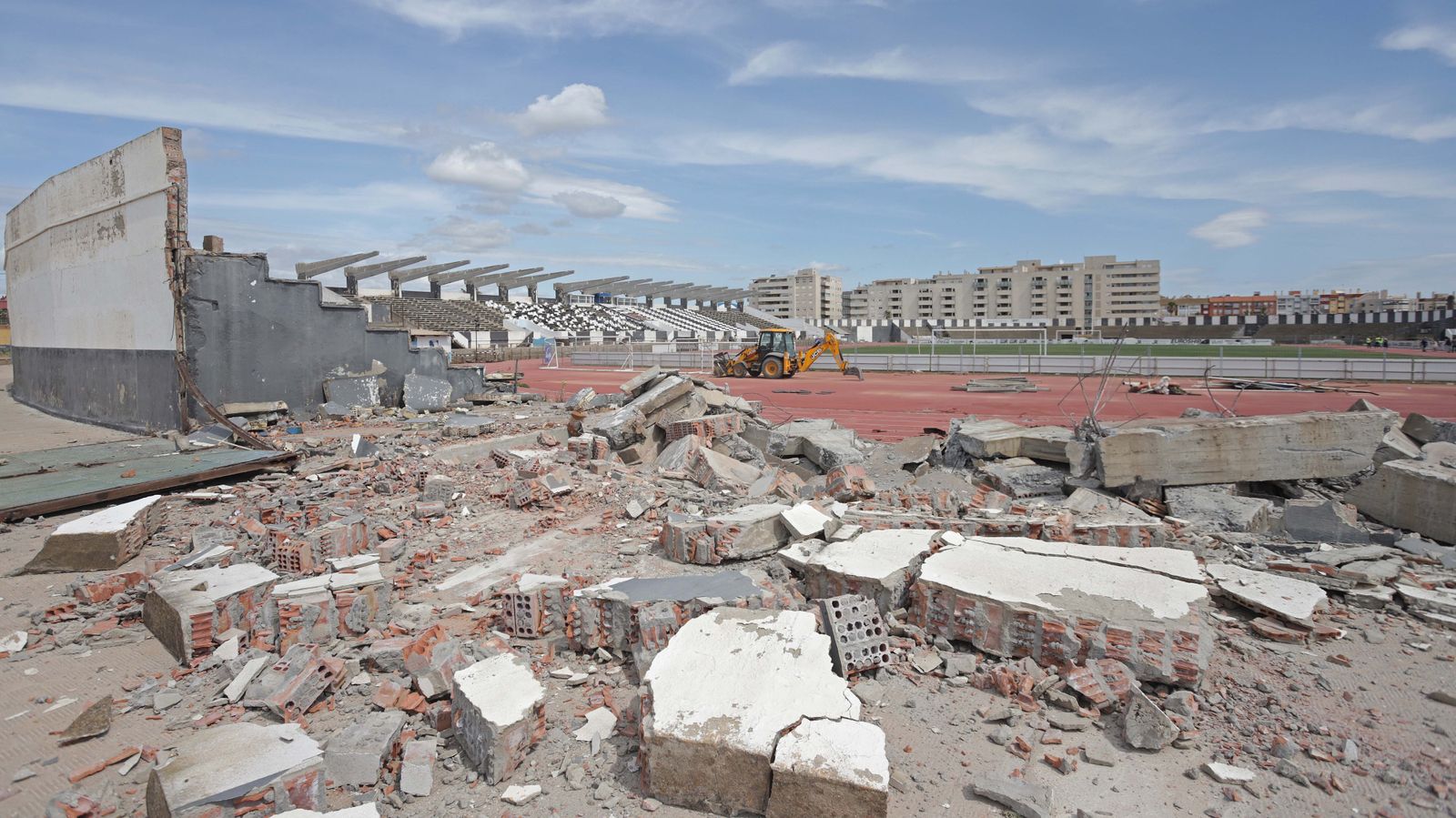 Fotos de la visita de Juanma Moreno al estadio municipal de La Línea