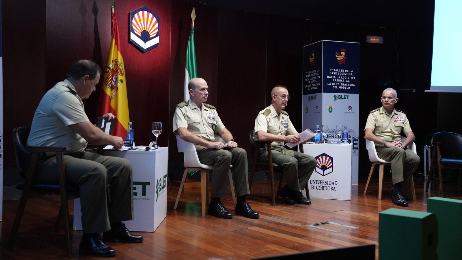 A la izquierda, Enrique Ruiz Alonso, durante la primera conferencia.