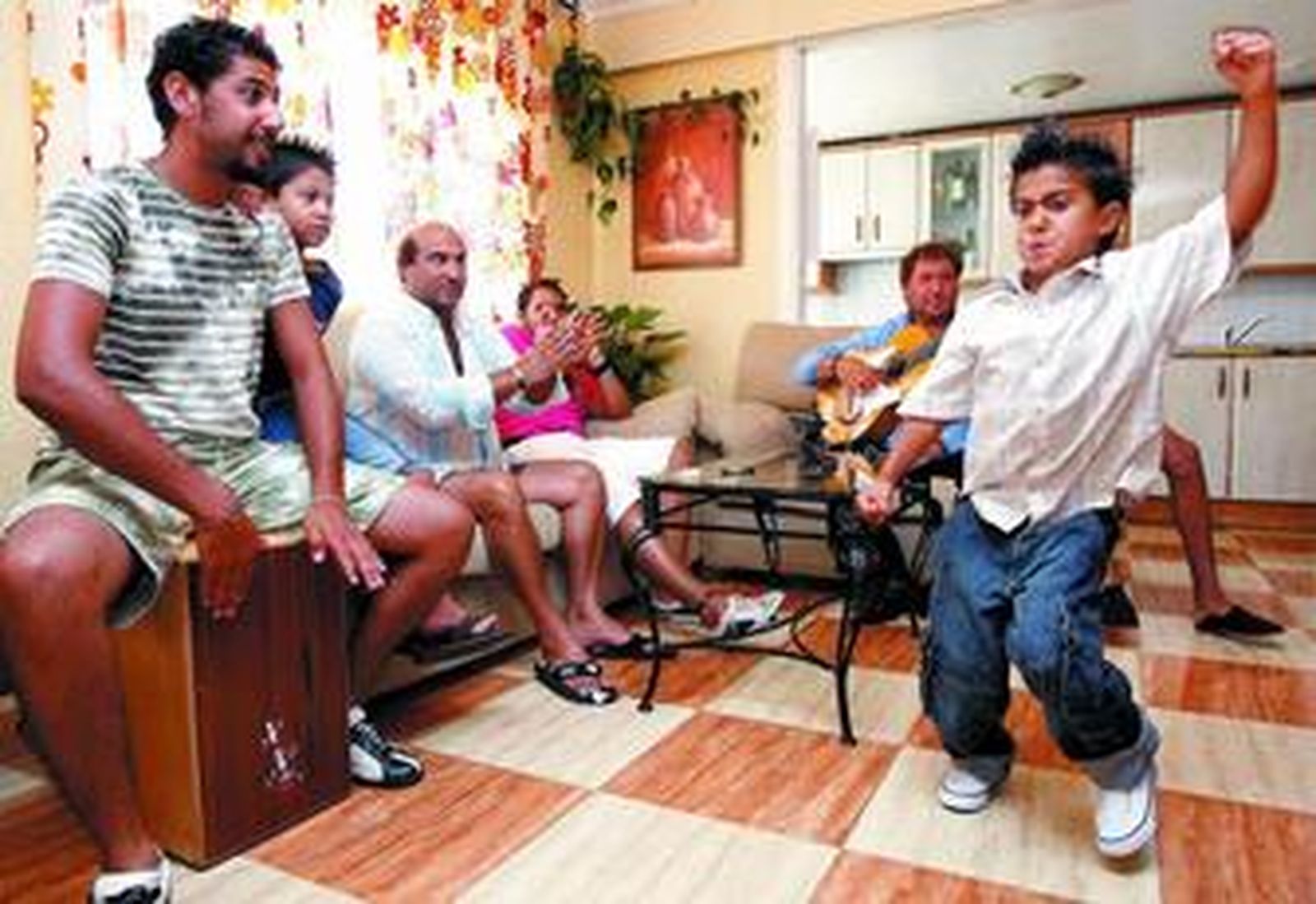 Antonio toca el cajón y observa el baile de su pequeño sobrino, una joven promesa del flamenco y un bailaor excepcional.