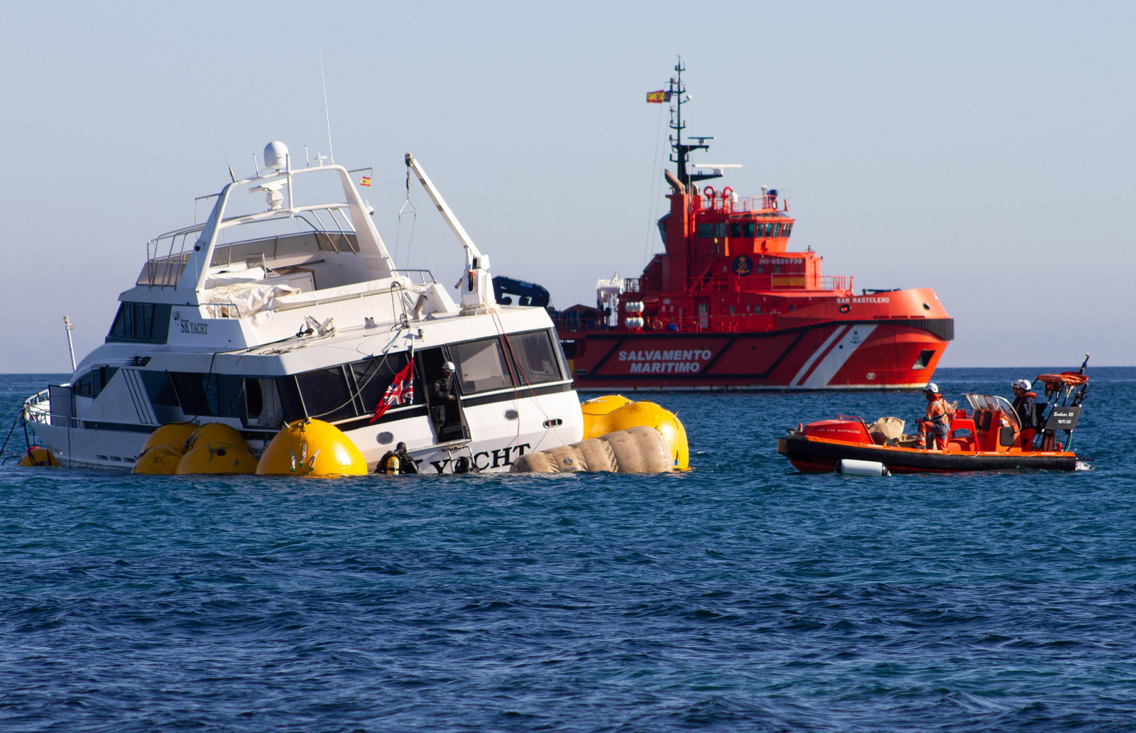 Así ha sido el trabajo de más de 8 horas para reflotar el yate encallado en Carchuna