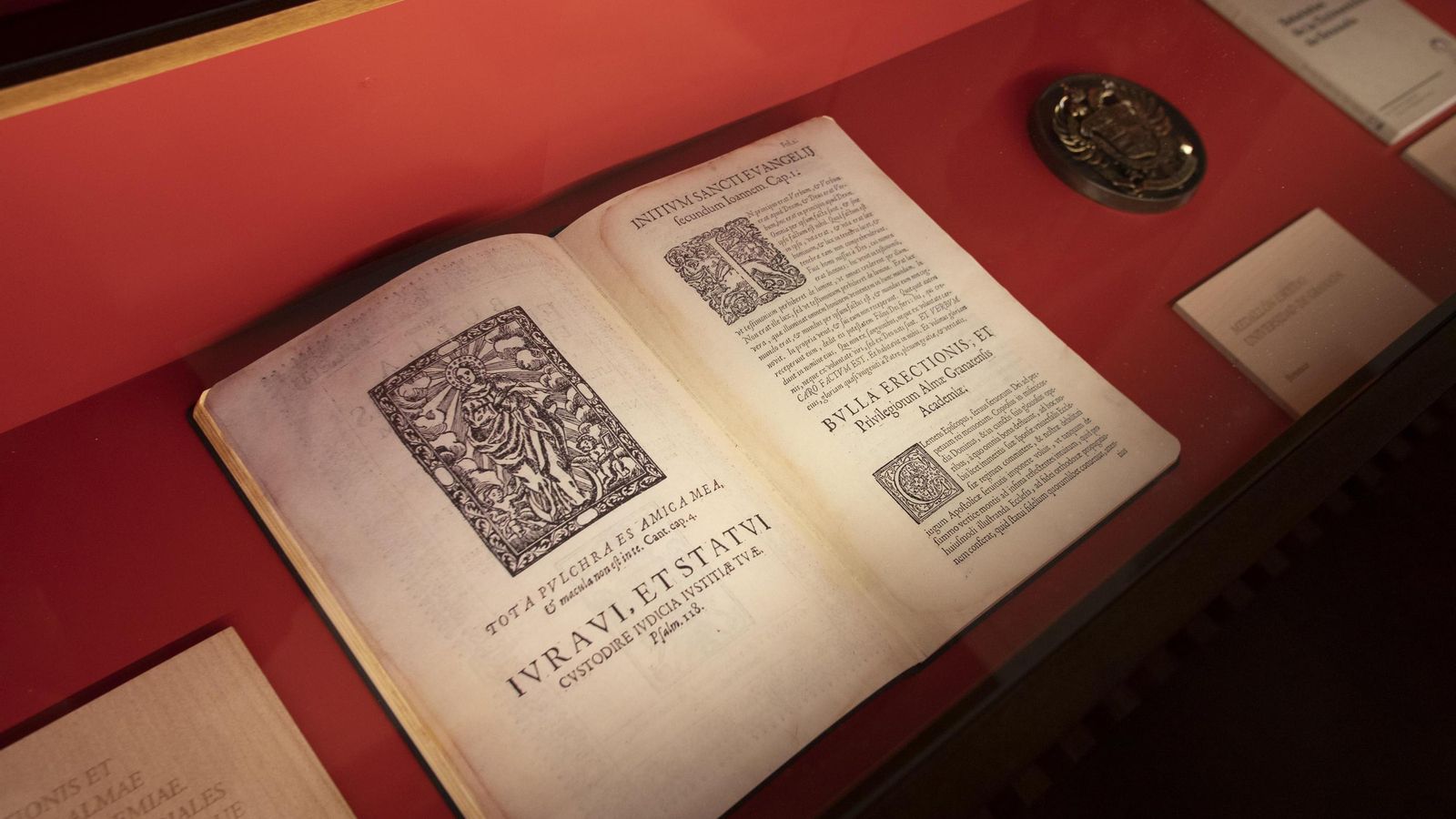 Vitrina dispuesta en el Salón de Rectores.