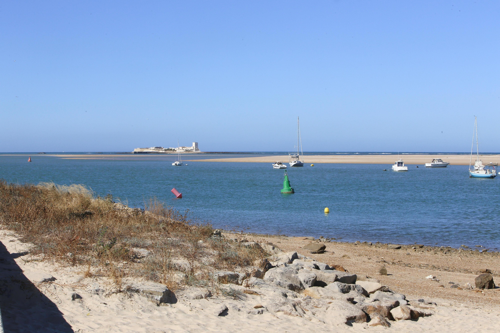 Playa de Sancti Petri con el Castillo de fondo
