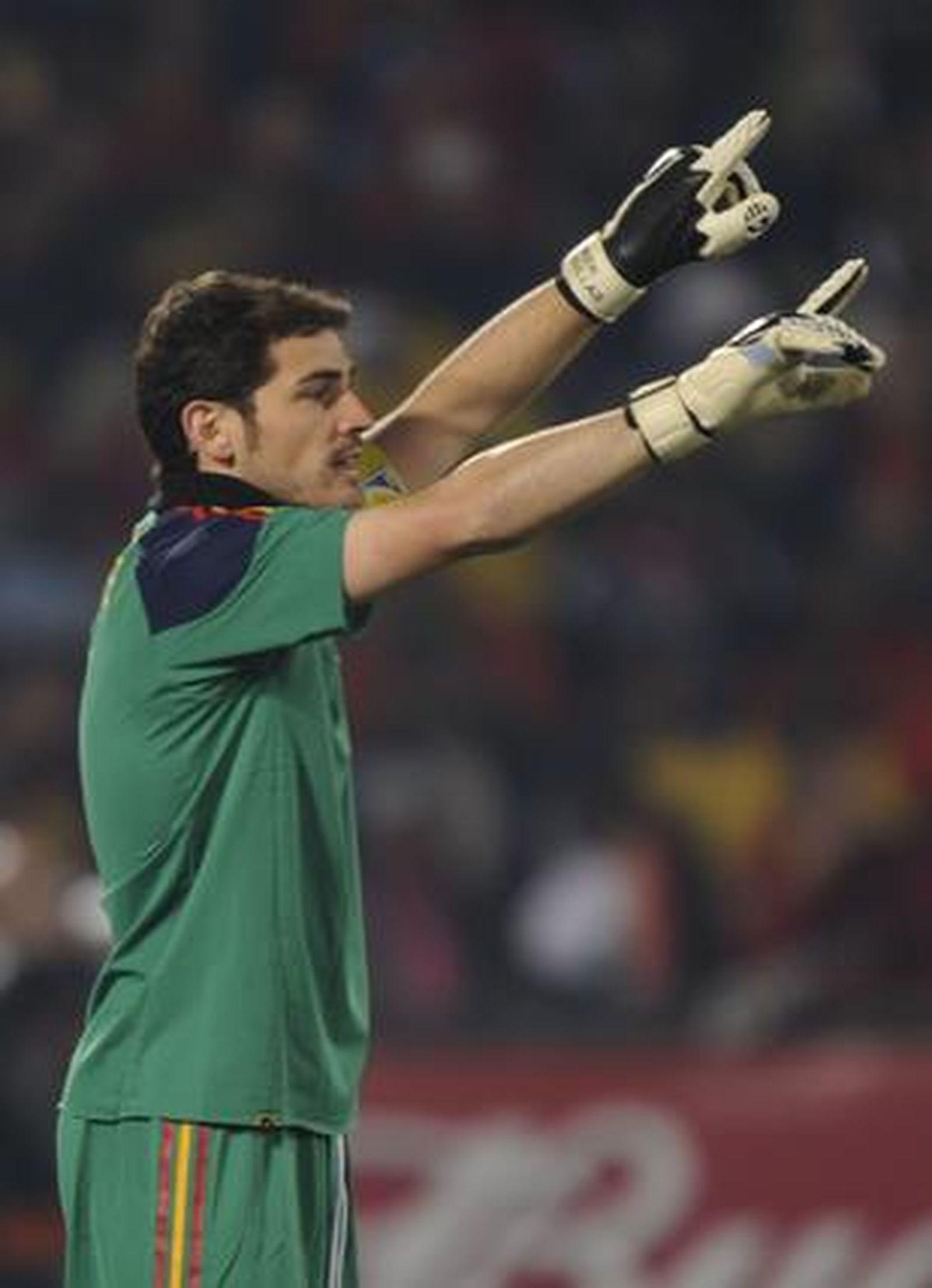 Casillas da instrucciones a sus compañeros. / Reportaje gráfico: EFE, Reuters, AFP.