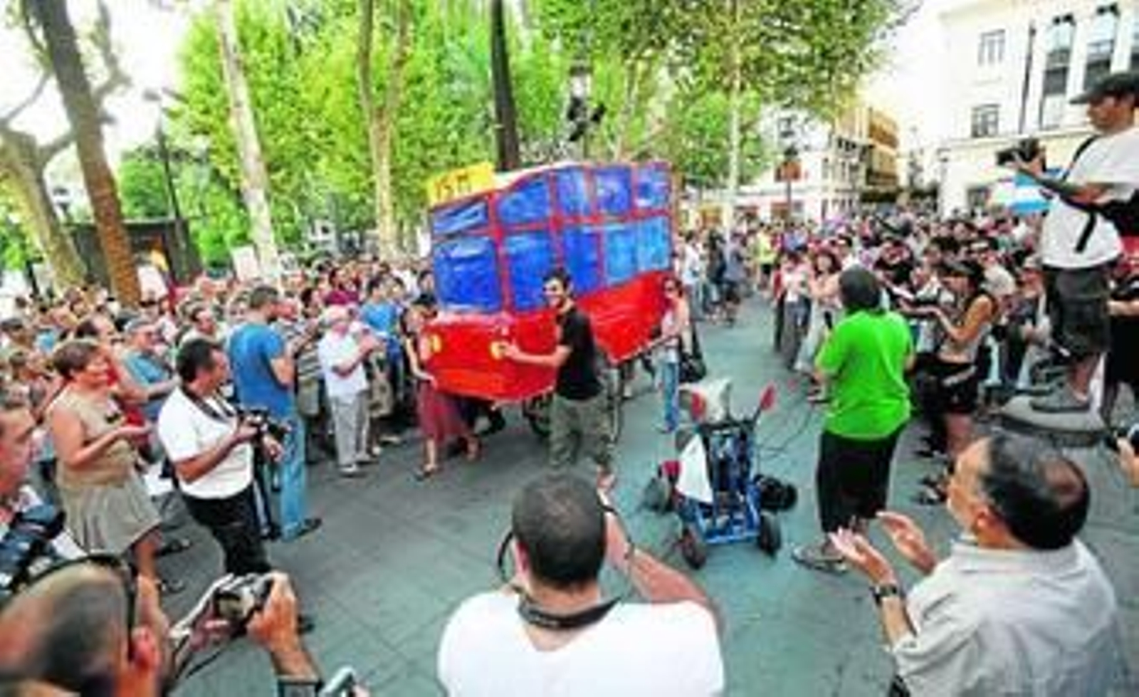 Los partidarios de mantener el Plan centro se manifestaron ante el Ayuntamiento el día antes de su derogación.