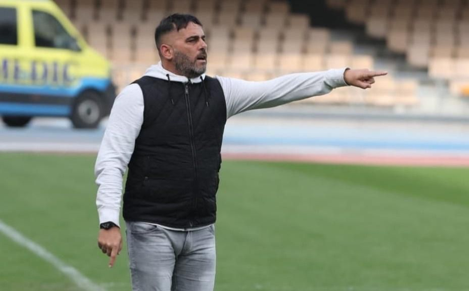 Fajardo da instrucciones a sus jugadores en la banda de Chapín.