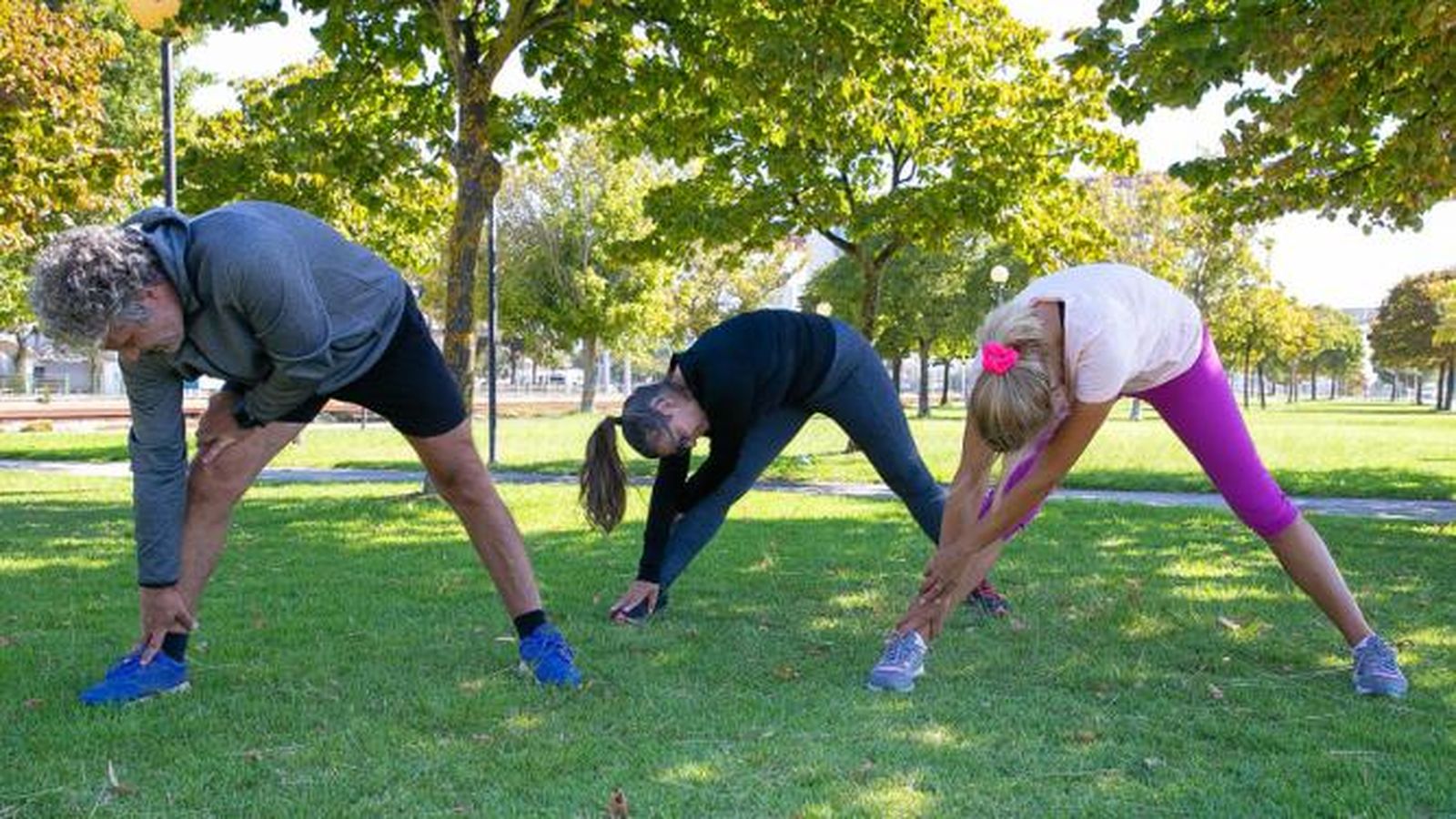 Grupo de personas entrenando en un parque.
