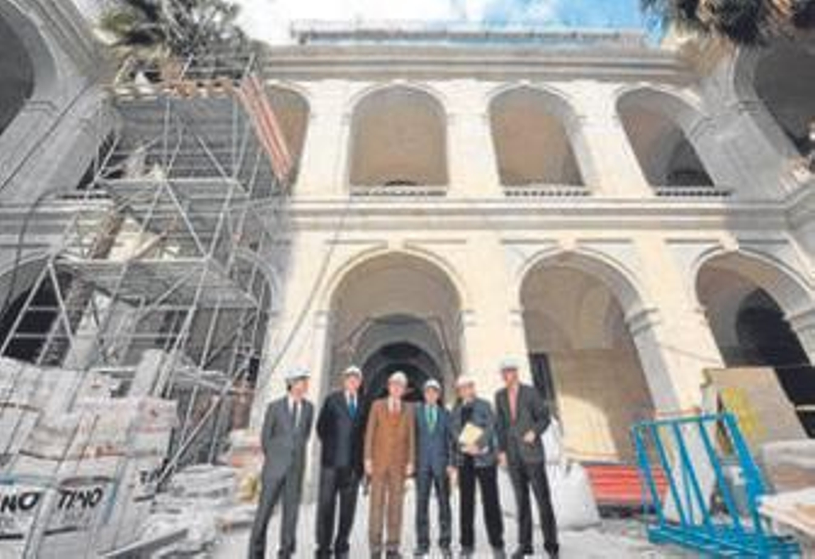 El subdelegado de Gobierno ayer en La Aduana junto al alcalde y al presidente de la Diputación, además del arquitecto y técnicos.